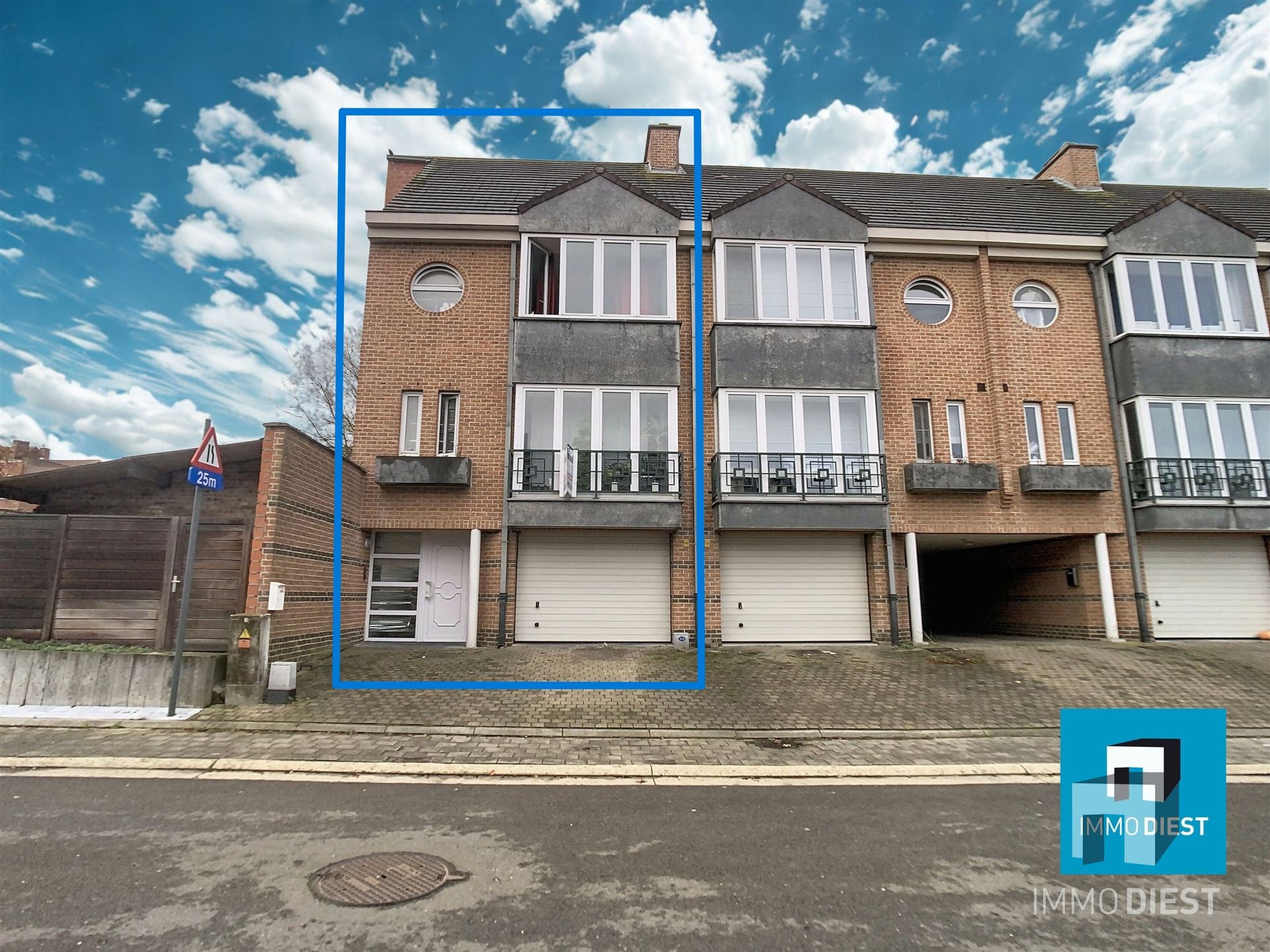 Fraaie bel-étage woning met garage in de stadsrand foto {{pictureIndex}}