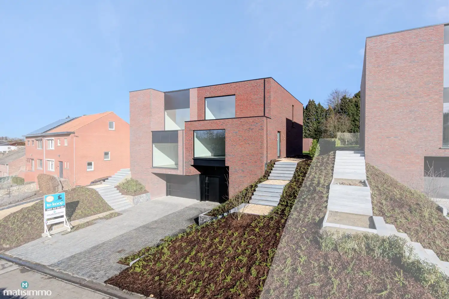 VOLLEDIG AFGEWERKTE EN GESCHILDERDE NIEUWBOUWWONING (EPB E10) MET 3 SLAAPKAMERS, 2 BADKAMERS, 2 GARAGES, KELDER EN AANGELEGDE TUIN IN WERM foto 2