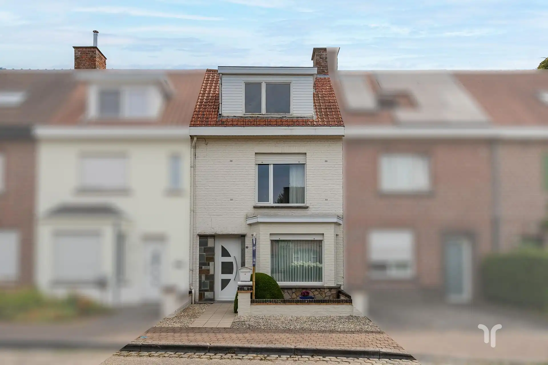 Hoofdfoto van de publicatie: Verzorgde, op te frissen, rijwoning op centrale ligging met 3 slaapkamers.
