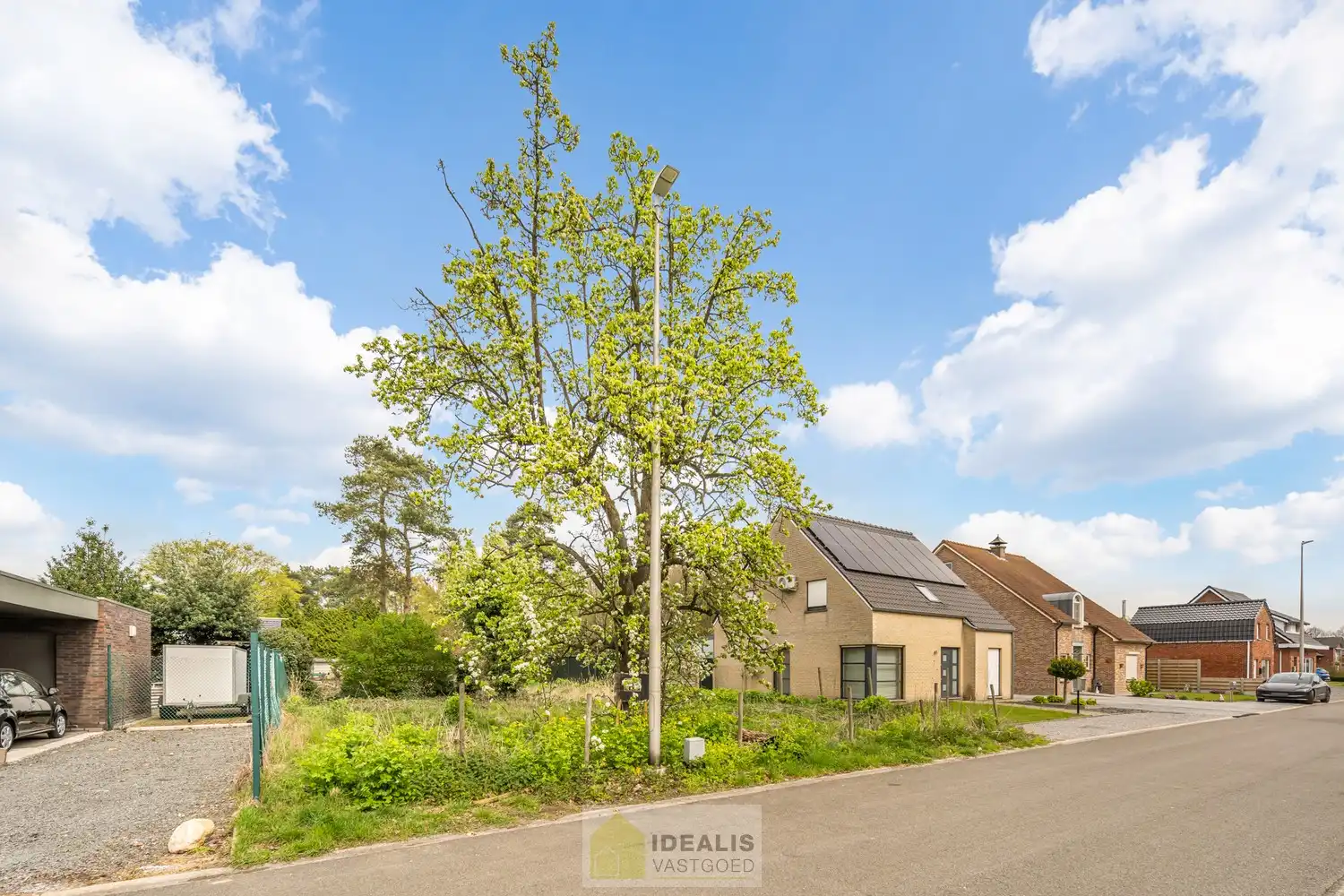 KNAPPE BOUWKAVEL VOOR OPEN BEBOUWING VAN 5A 42CA OP EEN GROENE RUSTIGE LOCATIE IN LOMMEL KOLONIE! Deze bouwkavel met een oppervlakte van 5a 42ca biedt de mogelijkheid voor het bouwen van een prachtige eengezinswoning op een heerlijke plek in een residentiële wijk. Zo zijn basisschool, supermarkt, bakker, apotheek, horeca op fietsafstand bereikbaar. Daarnaast is de bouwkavel gelegen op een steenworp van de grens met Nederland! foto 8