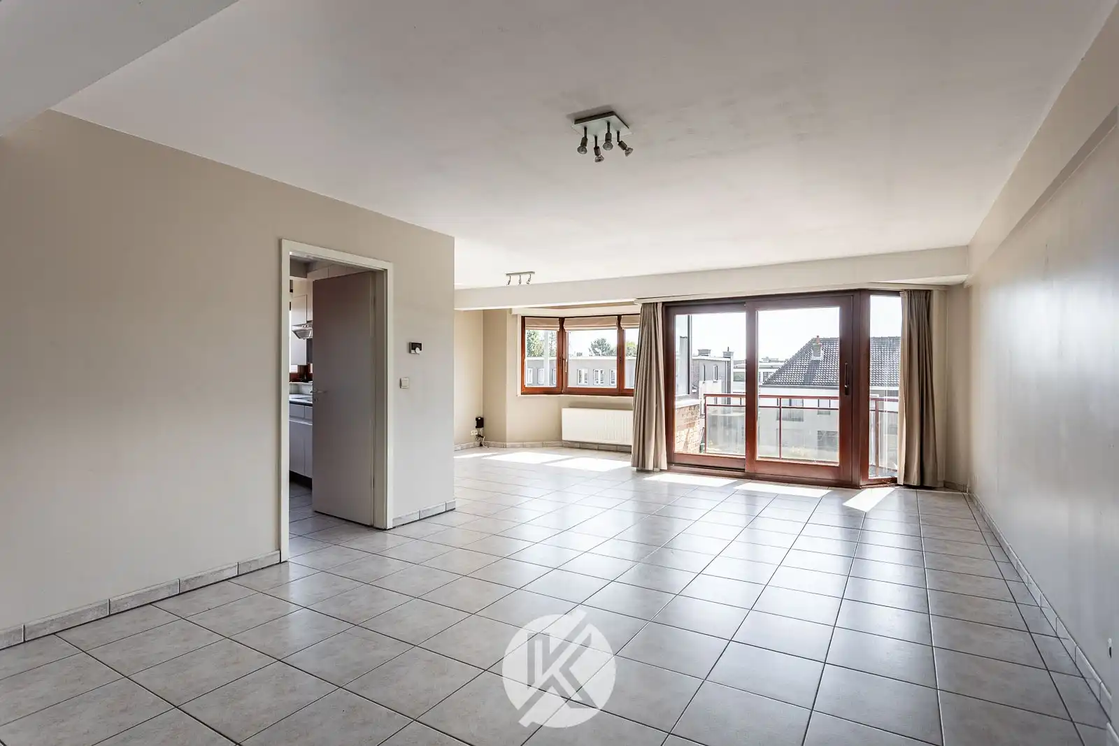 Lichtrijk appartement met parkeerplaats nabij het centrum foto 6