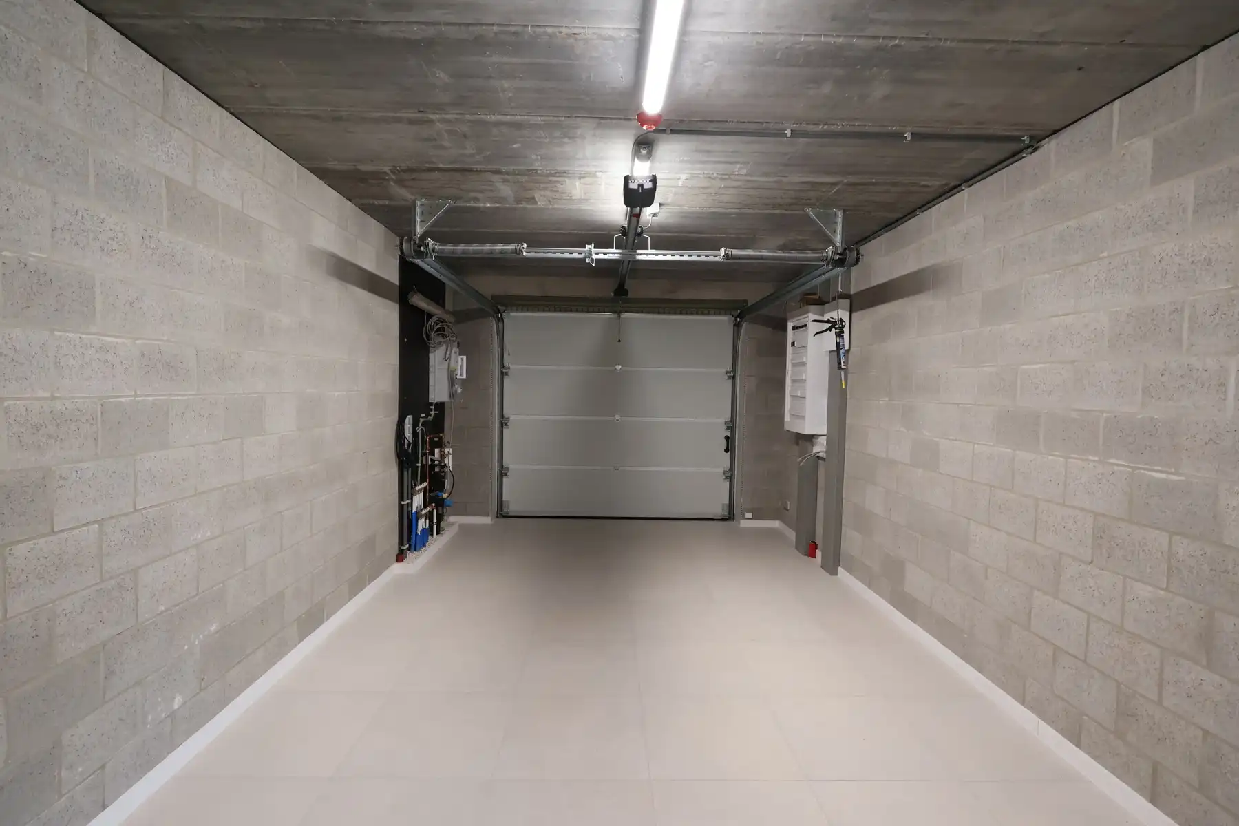 Een nieuwbouwwoning met 4 slaapkamers, tuin en garage. foto 9