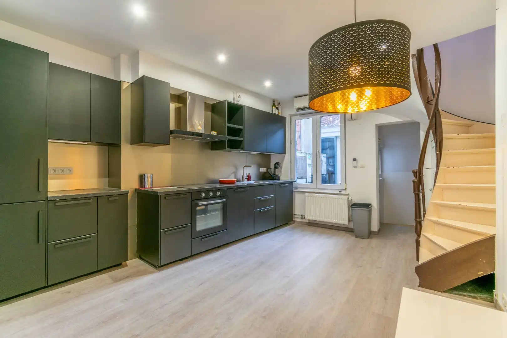  Karaktervol gebouw met handelsruimte en instapklaar woonst  foto 4