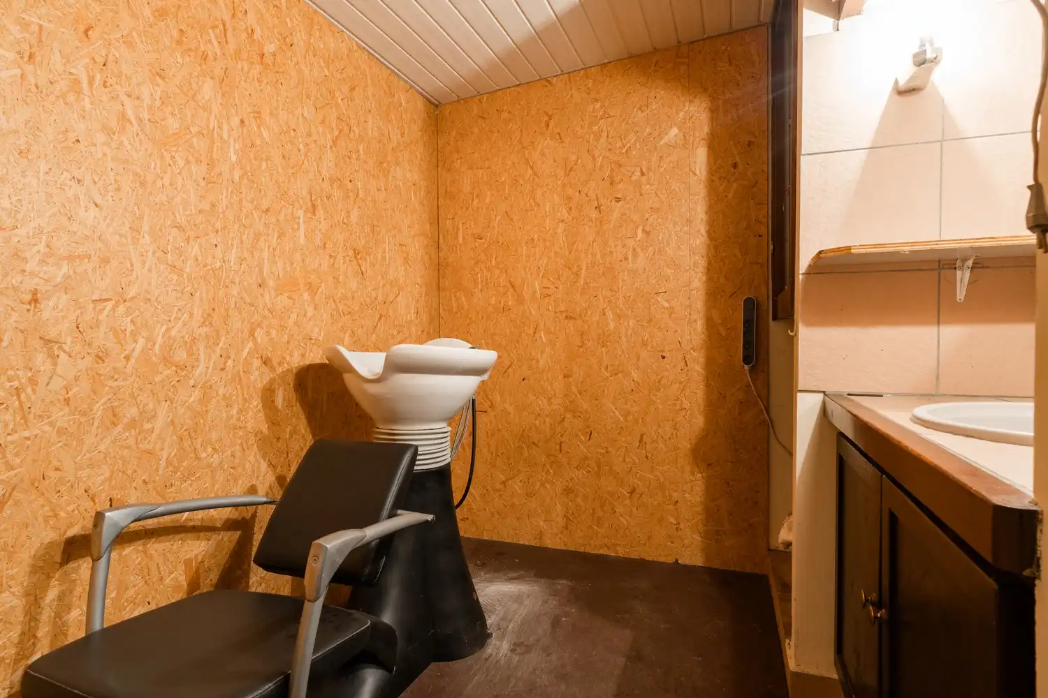 Veelzijdige woning met zorgmogelijkheden, werkruimte en tal van bijgebouwen foto 51