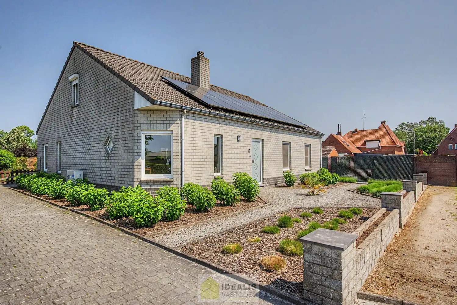 IDEALIS VASTGOED – ROYALE, INSTAPKLARE EN ZEER GOED ONDERHOUDEN GEZINSWONING OP EEN RUSTIG PERCEEL VAN 8A 44CA MET 4 KNAPPE SLAAPKAMERS, RUIME GOED UITGERUSTE BADKAMER, RECENT GERENOVEERDE KEUKEN, HEERLIJKE VERANDA EN VRIJSTAANDE CARPORT - De woning omvat maar liefst +- 225m² bewoonbare oppervlakte met een ruime lichtrijke woonkamer, uitgeruste recent gerenoveerde keuken, 4 slaapkamers, ruime badkamer voorzien van ligbad en inloopdouche, hobbykamer/werkplaats en vrijstaande carport met achterliggende fietsenberging. foto 3