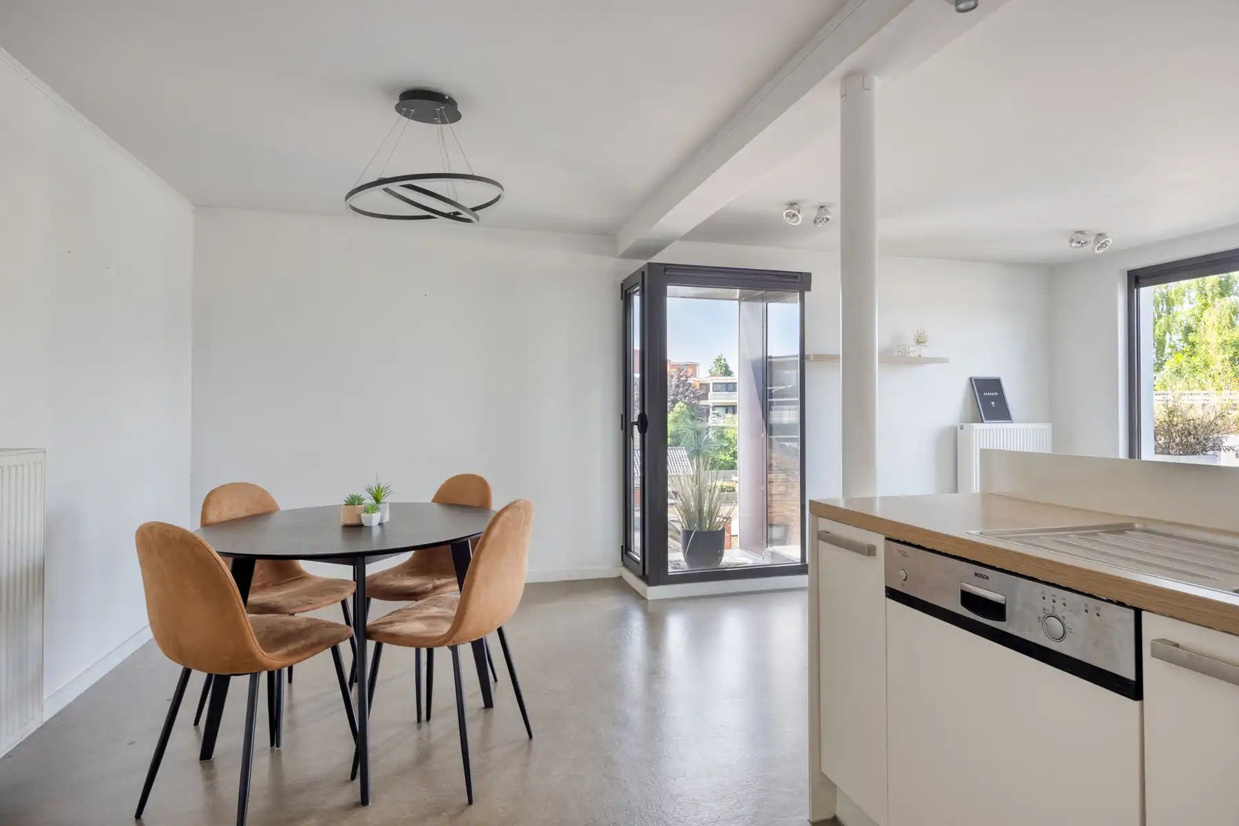Lichtrijk instapklaar 1-slk appartement met ruim terras! foto 8