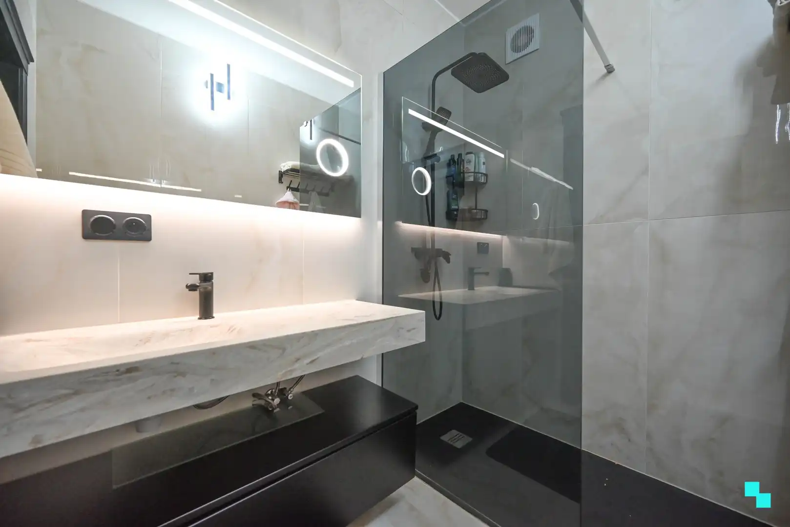 Gerenoveerd appartement in Deerlijk met garage foto 18