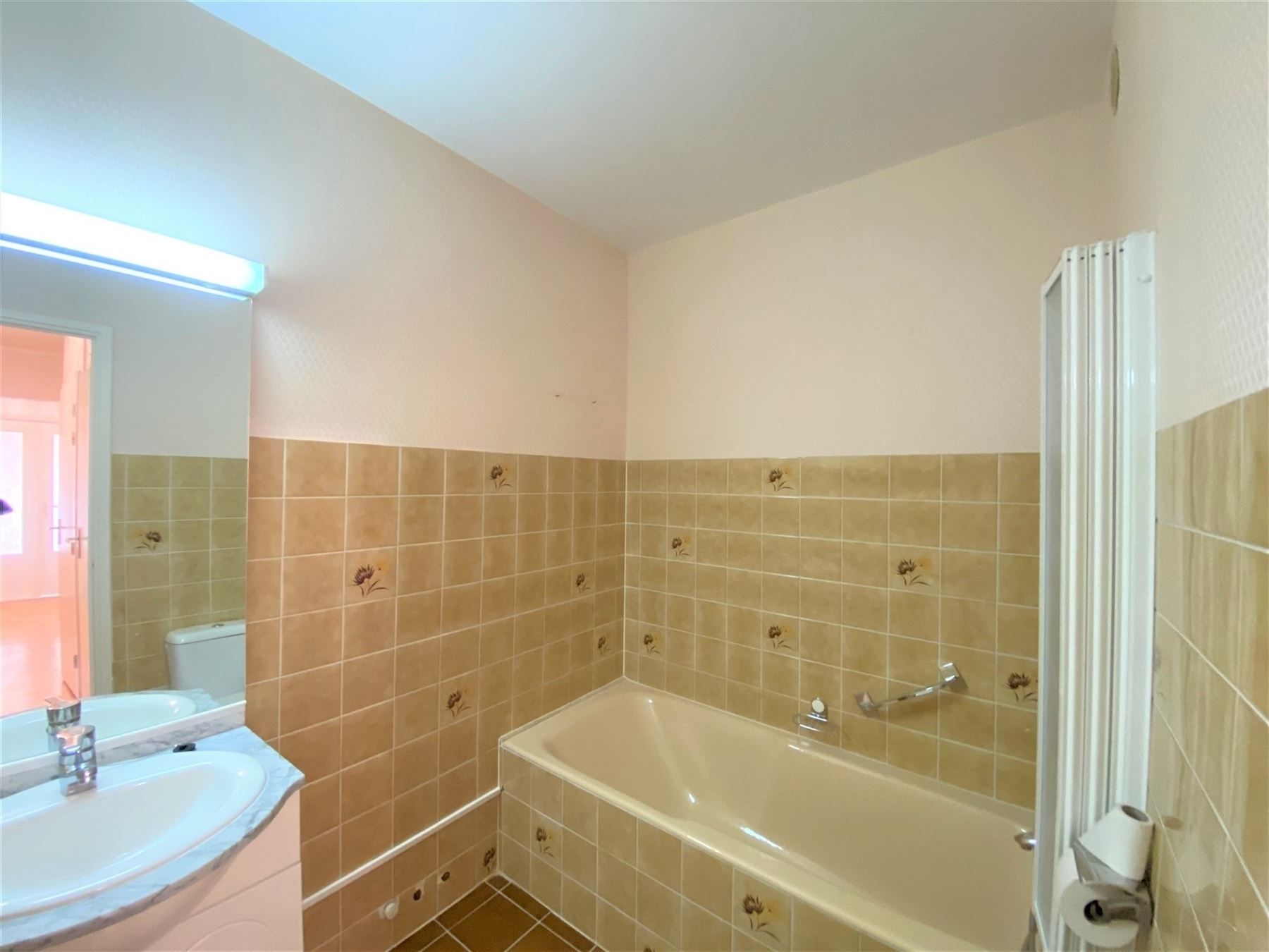 Lichtrijk appartement nabij het station foto 4