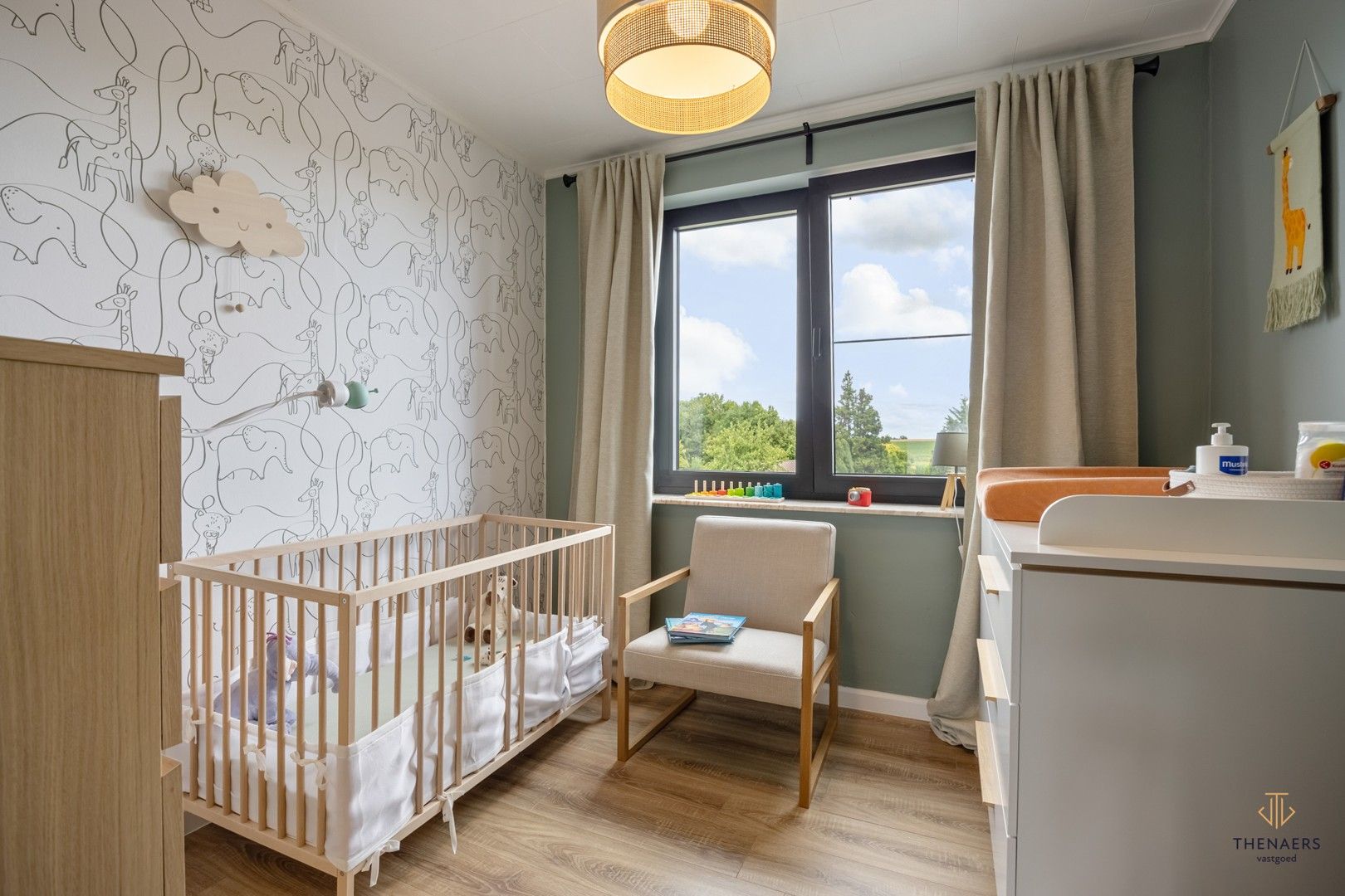 GEMODERNISEERDE GEZINSWONING MET 4 SLAAPKAMERS. foto 22