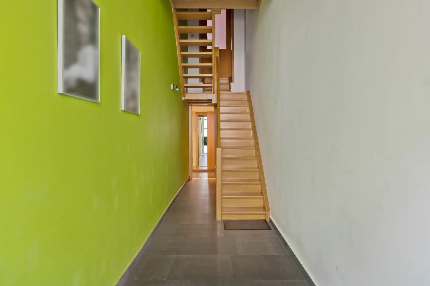 Ruime stadswoning met 4-5 slaapkamers, garage, sauna en buitenruimte! foto 2