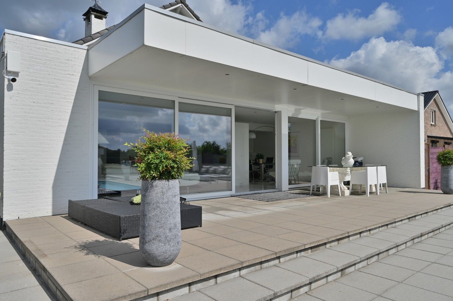 Ruime woning met zwembad en royaal poolhouse, op rustige locatie in Rekem, direct grenzend aan velden foto 7