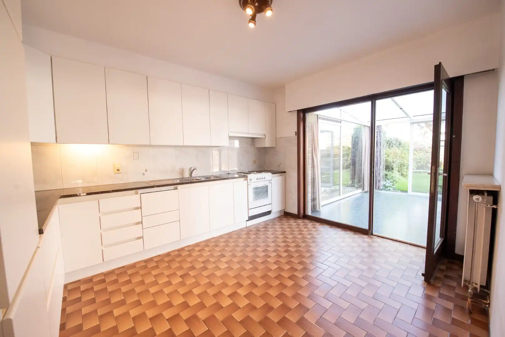 Praktische woning met 3 slaapkamers, garage, veranda en leuke tuin in centrum Wontergem foto 3