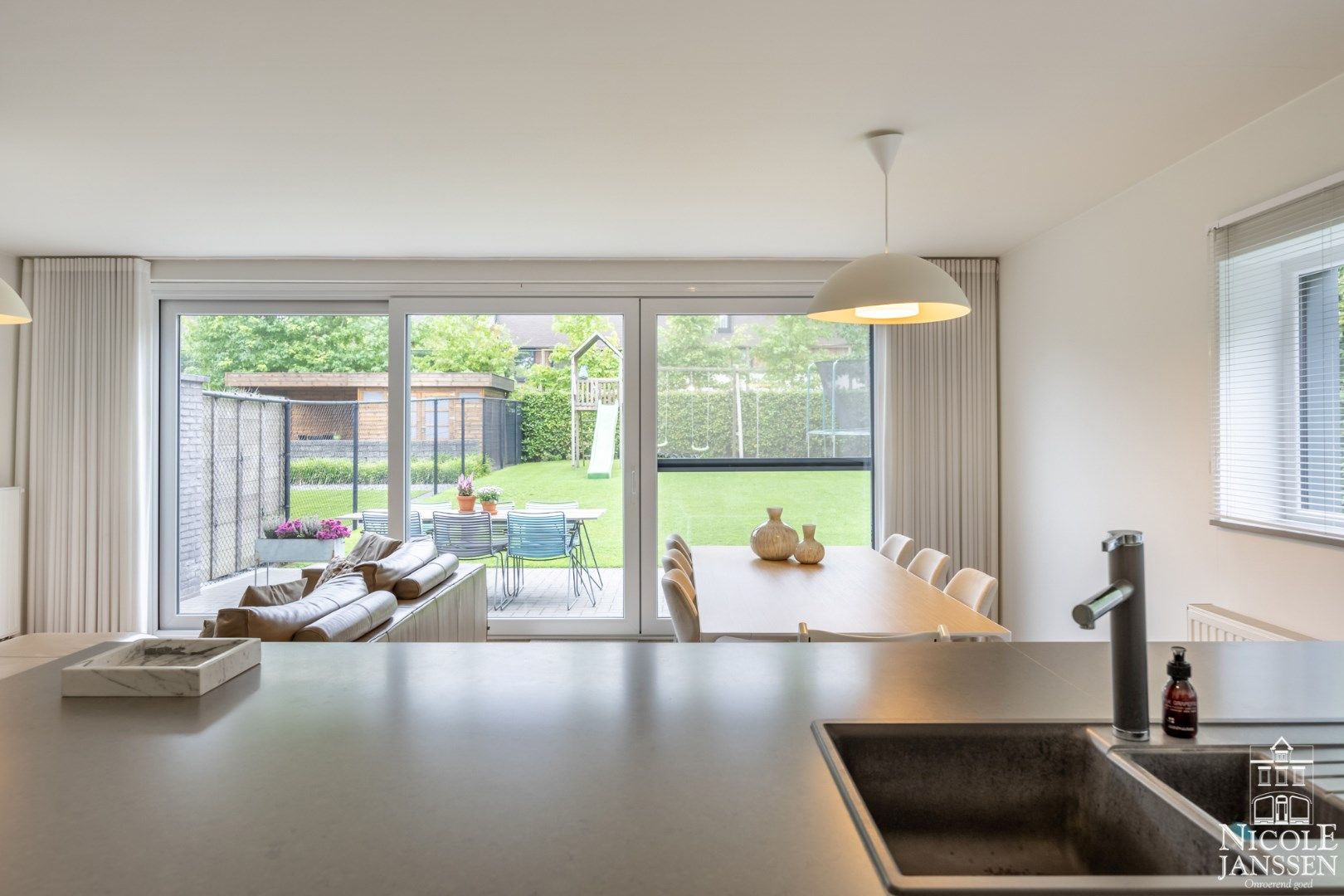 Moderne halfopen nieuwbouwwoning met drie slaapkamers  foto 13