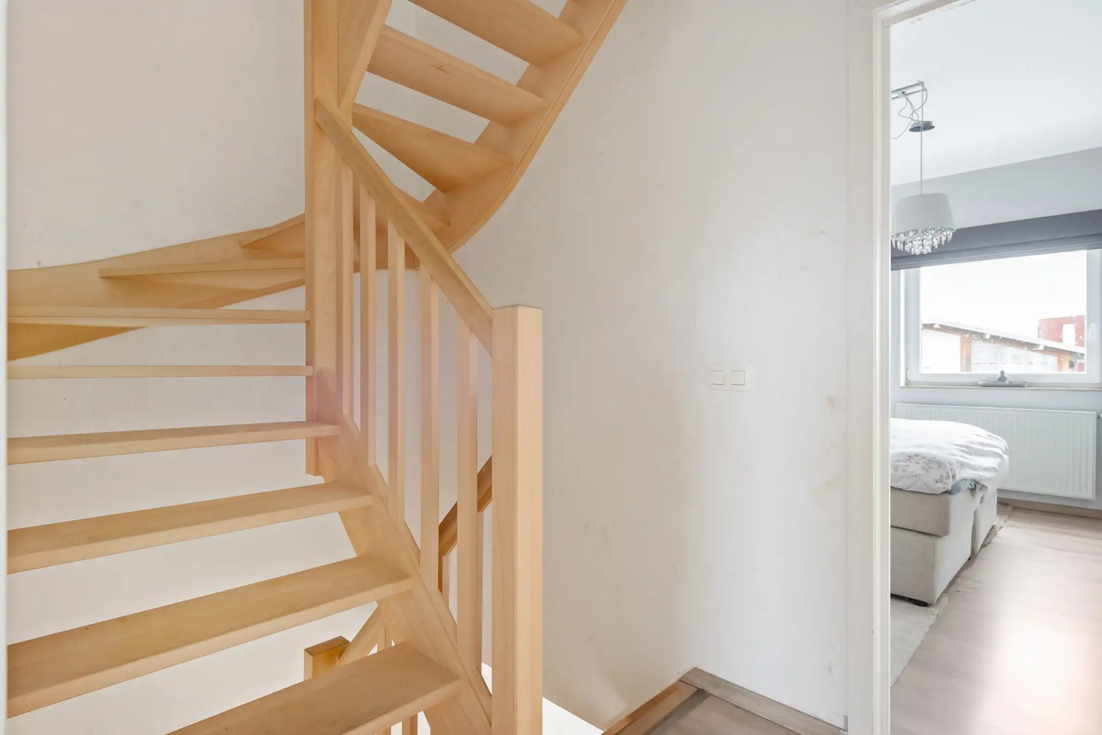 Recente woning met drie slaapkamers, tuintje en staanplaats foto 11