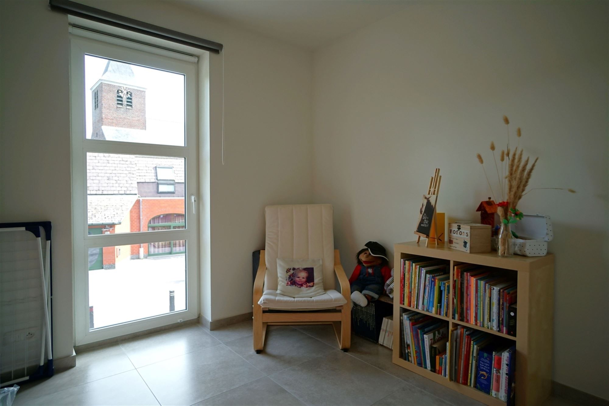 Prachtig  2-slpk appartement met lift, ruim zonnig terras en garage in centrum Oosteeklo foto 12