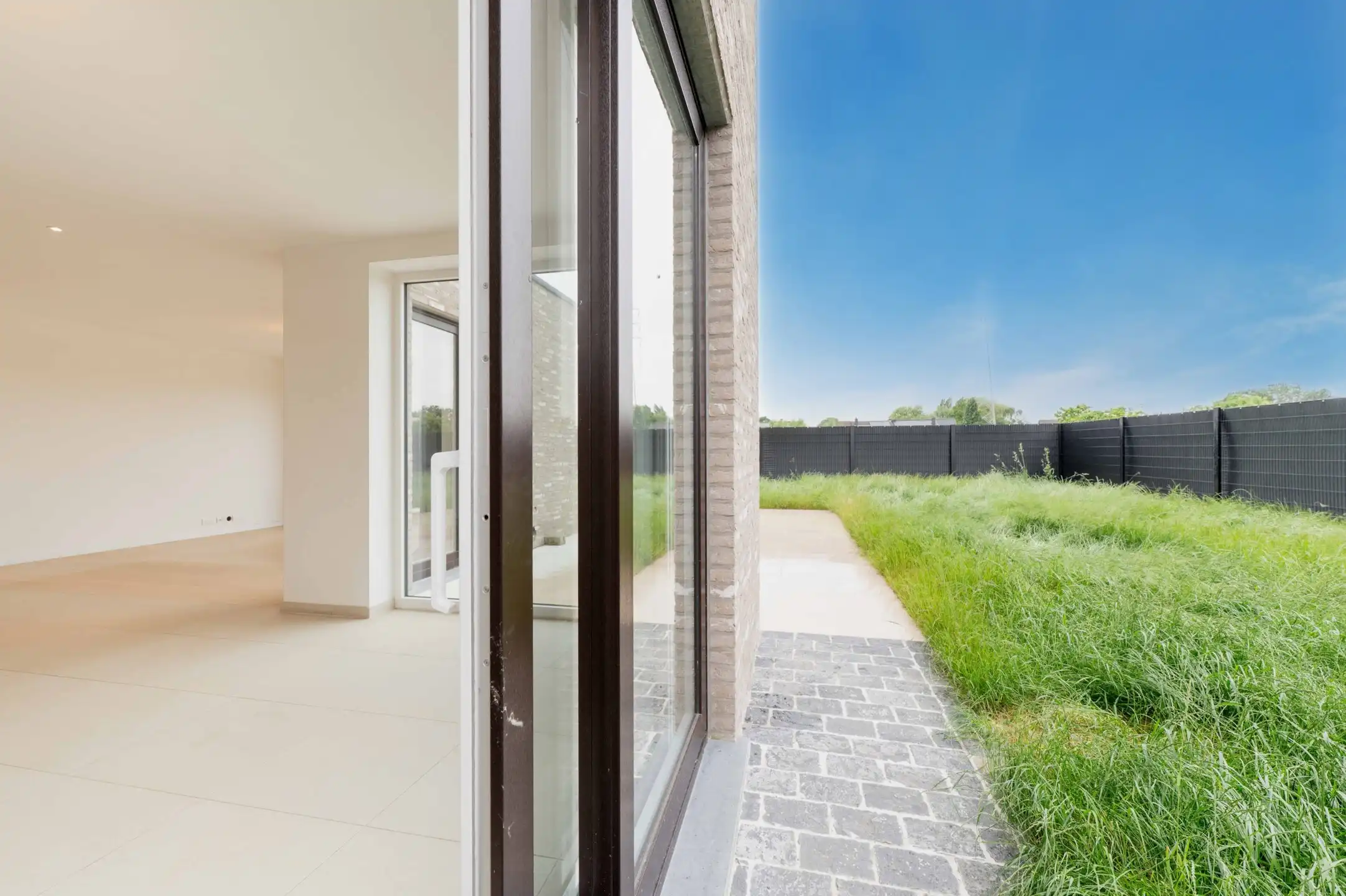 Halfopen moderne woning met zonnige tuin foto 9