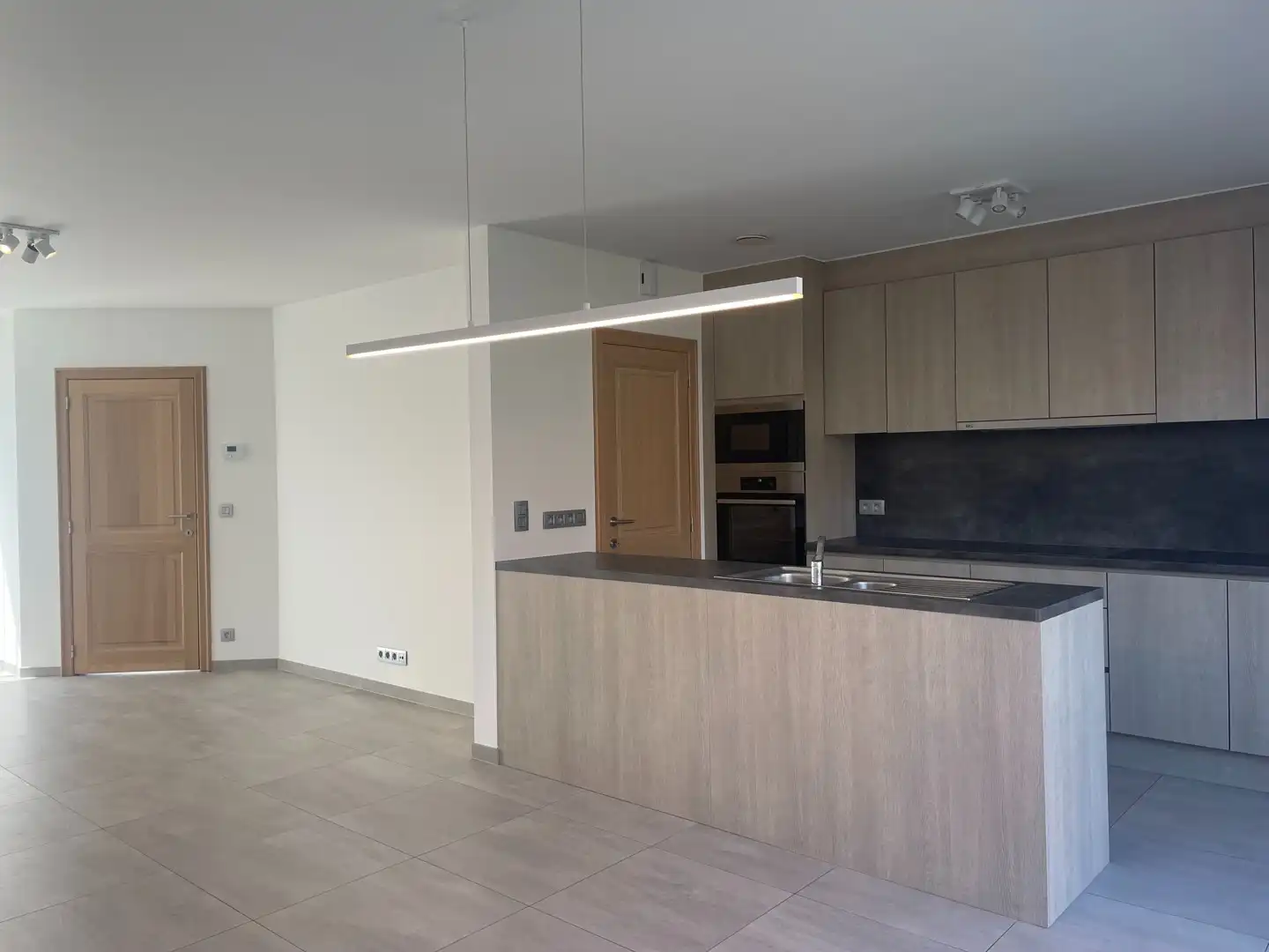 Moderne woning met 4 slaapkamers en garage in rustige buurt in Zwankendamme foto 2