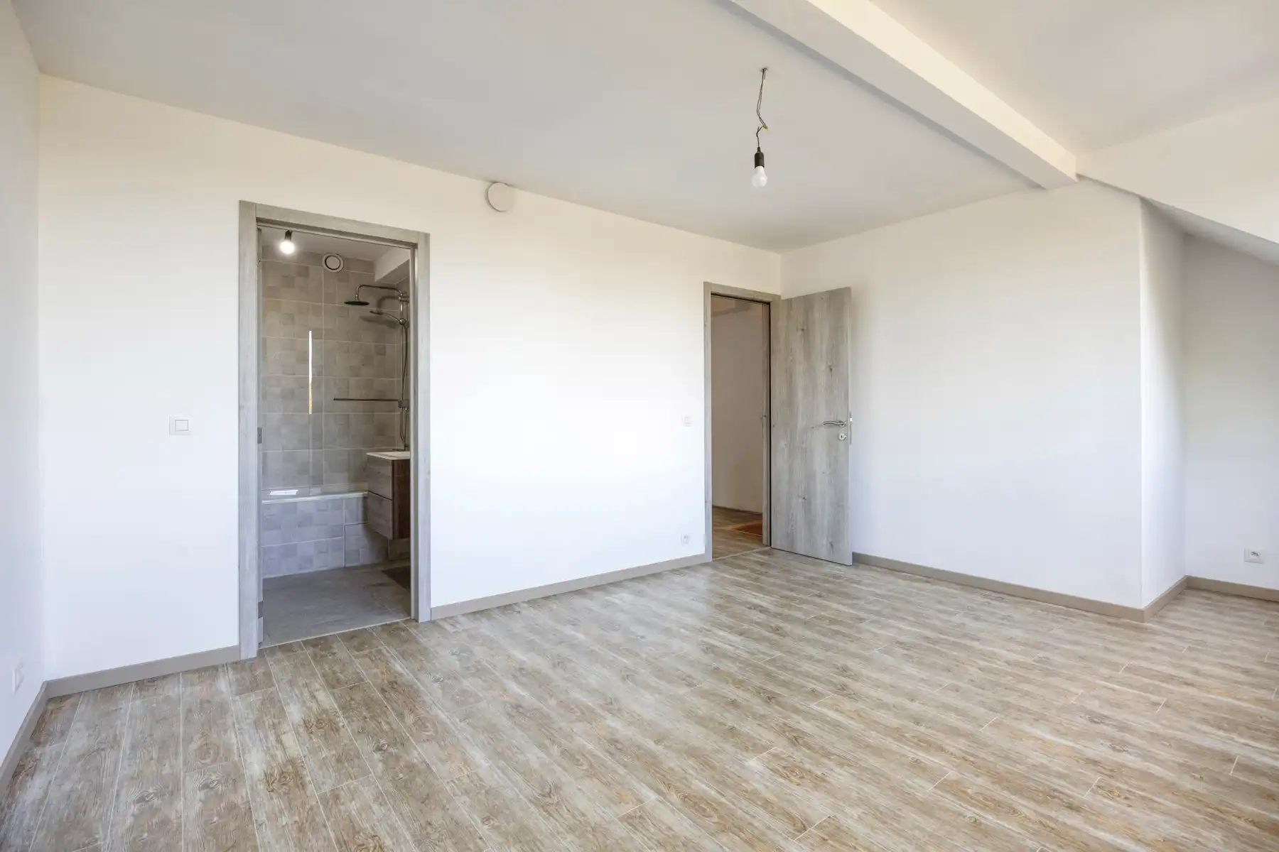 Nieuwbouw triplex met 4 slaap- en badkamers, tuin en parking foto 13