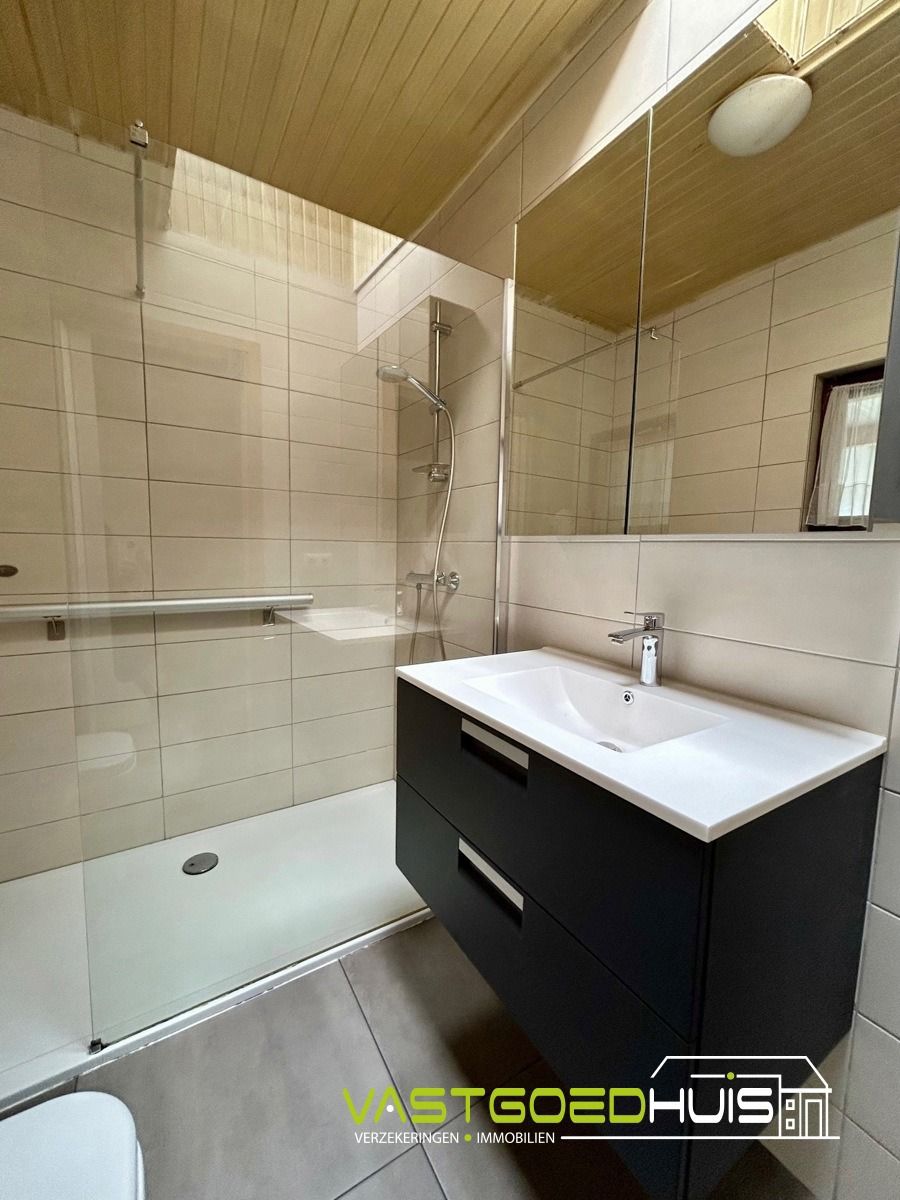 Te renoveren gezinswoning met garage en tuin foto 10