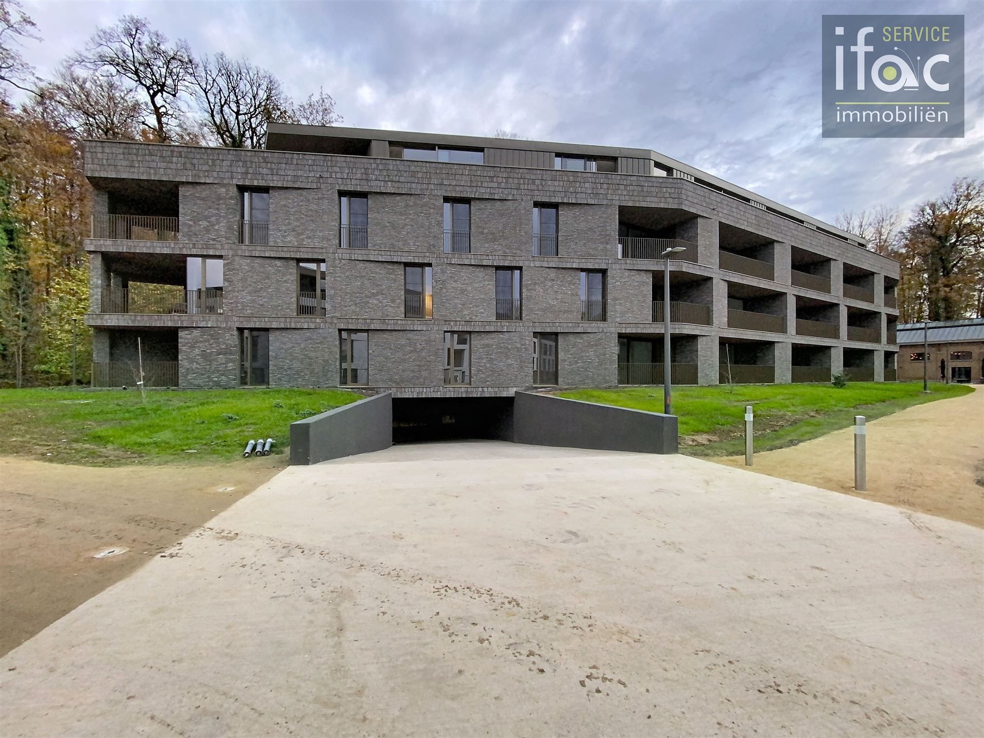 Luxe appartement met ruim terras en 2 autostaanplaatsen op de prestigieuze Panquin site naast het Park van Tervuren foto {{pictureIndex}}