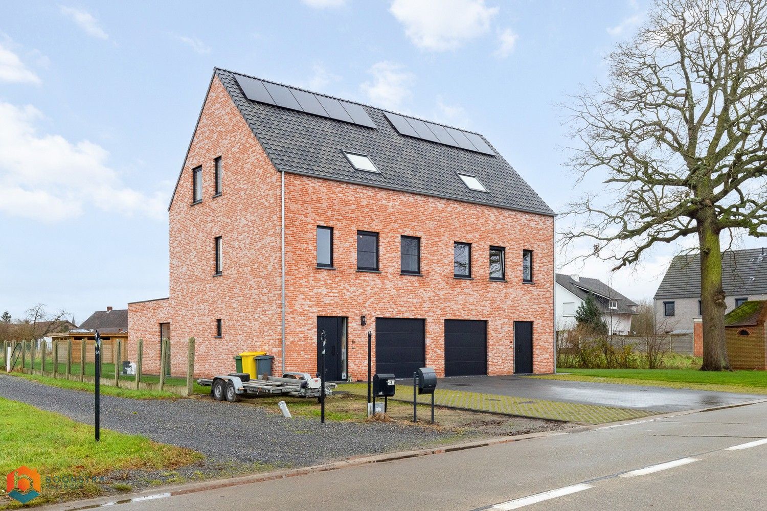 Nieuwbouwwoning met 4 slpkrs en garage foto {{pictureIndex}}