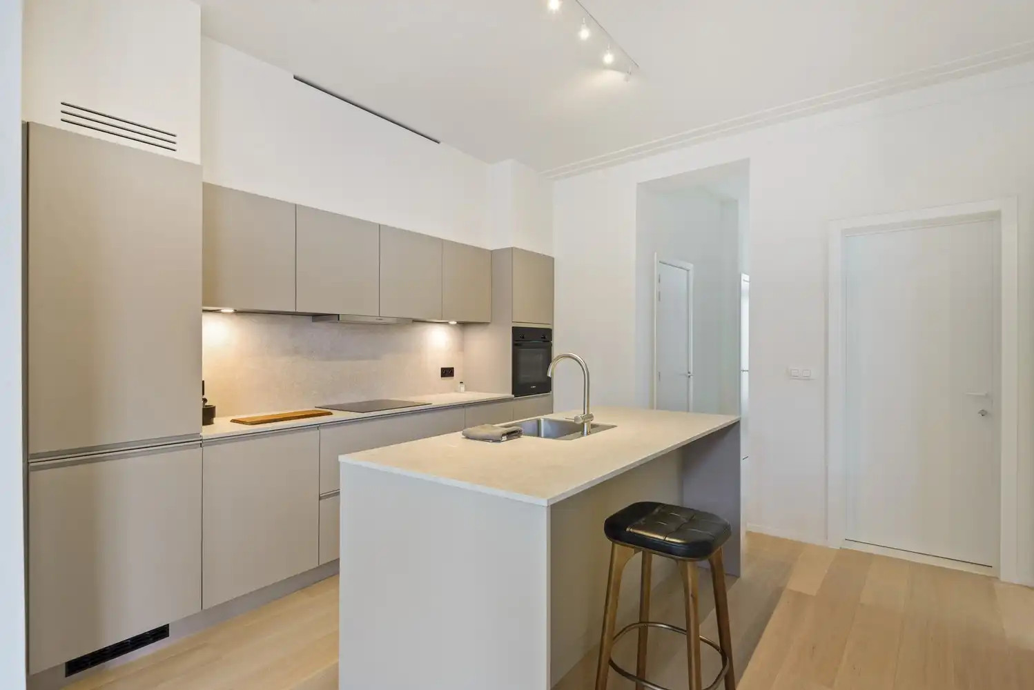Gerenoveerd appartement met 2 slaapkamers , buitenruimte en groen zicht foto 5