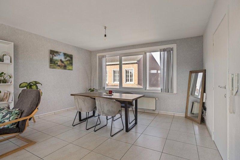 Ruim 3 slaapkamer appartement TE KOOP MET GARAGE in Oostrozebeke foto 3