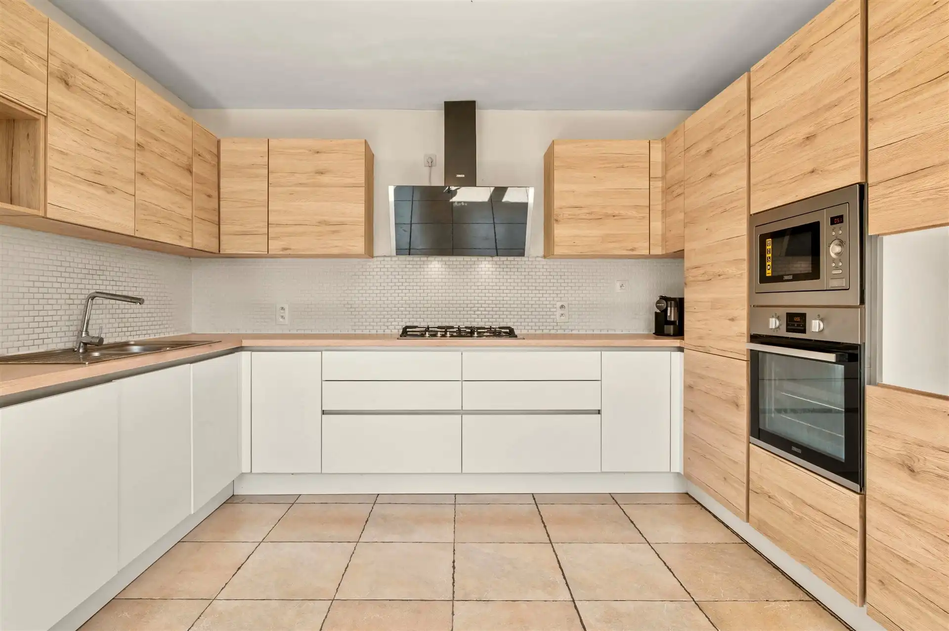 Knappe, ruime instapklare woning met 4 slpks, 2 bdks en tuin foto 11