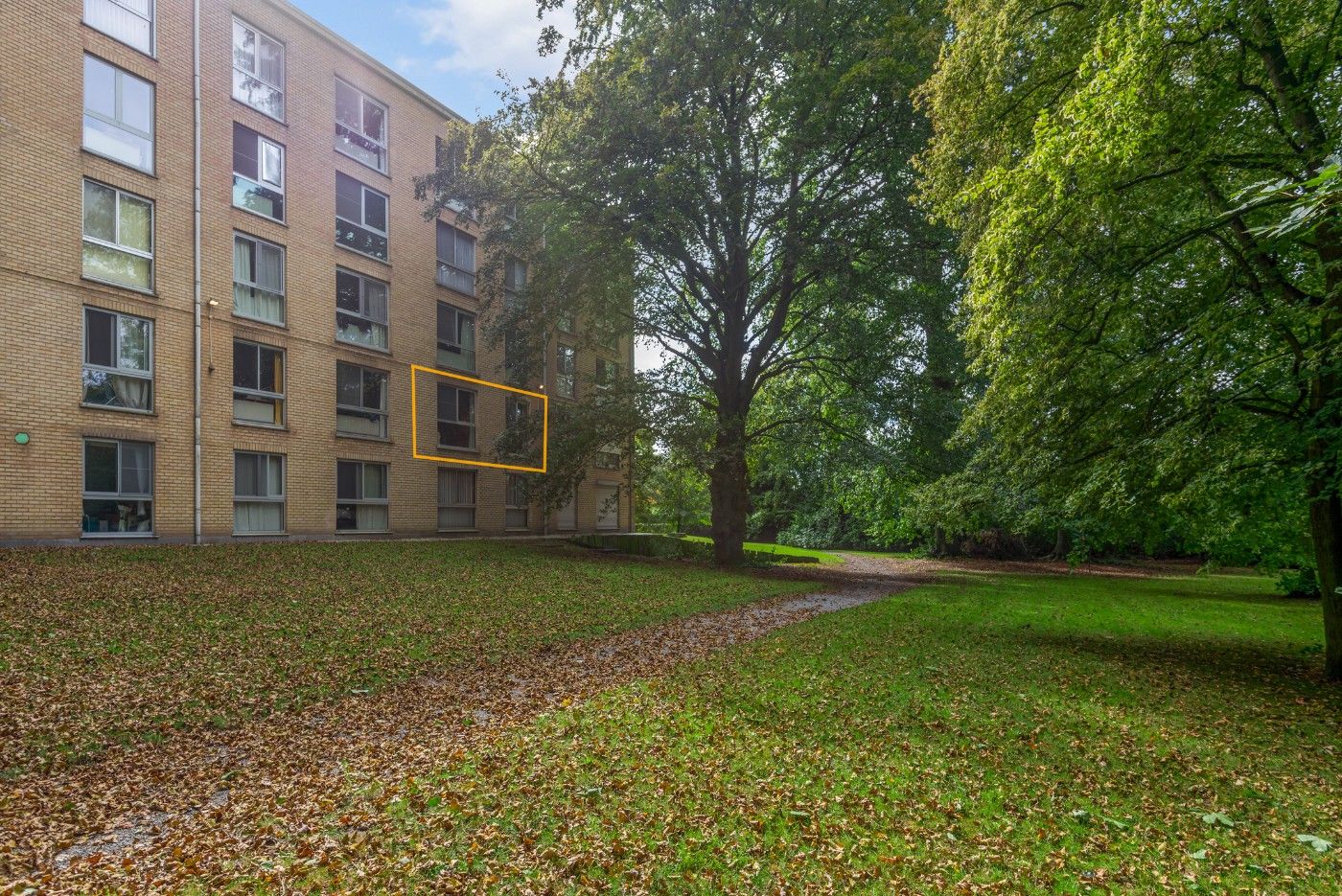 App. op 1e verd. met 2 slpk., terras, kelderberging en autostaanplaats foto 27