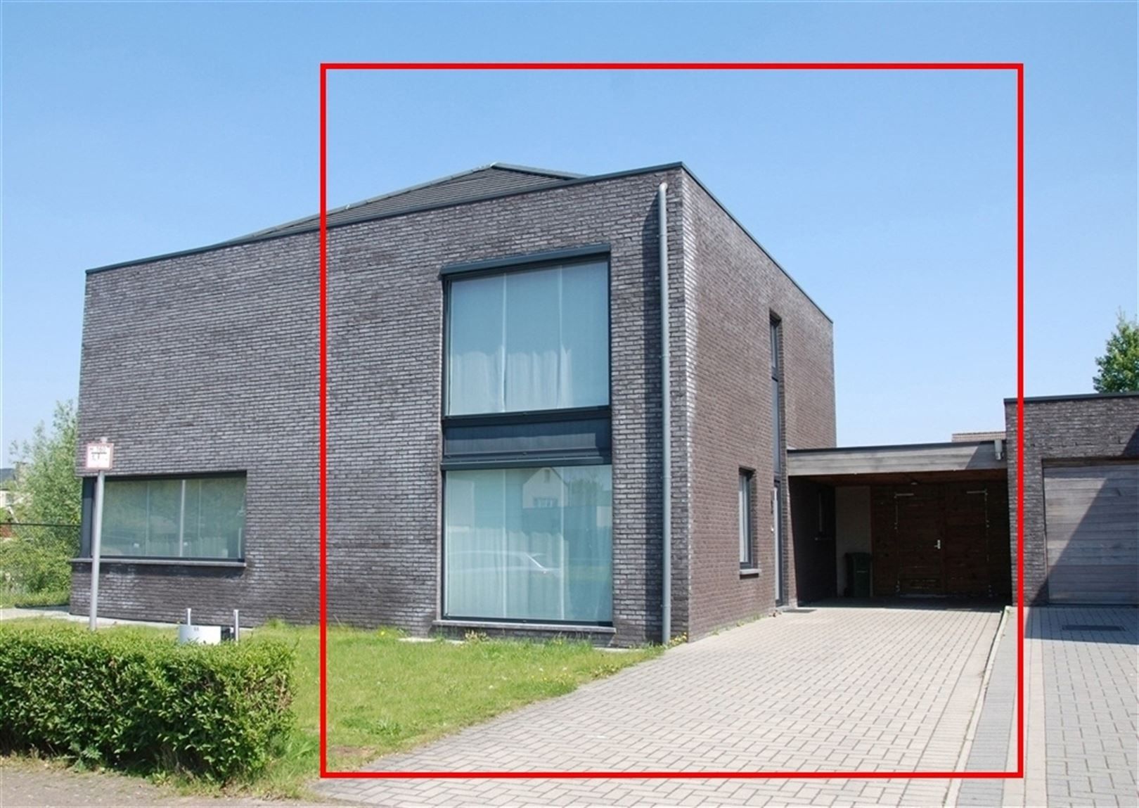 Instapklare eigentijdse residentiële woning foto {{pictureIndex}}