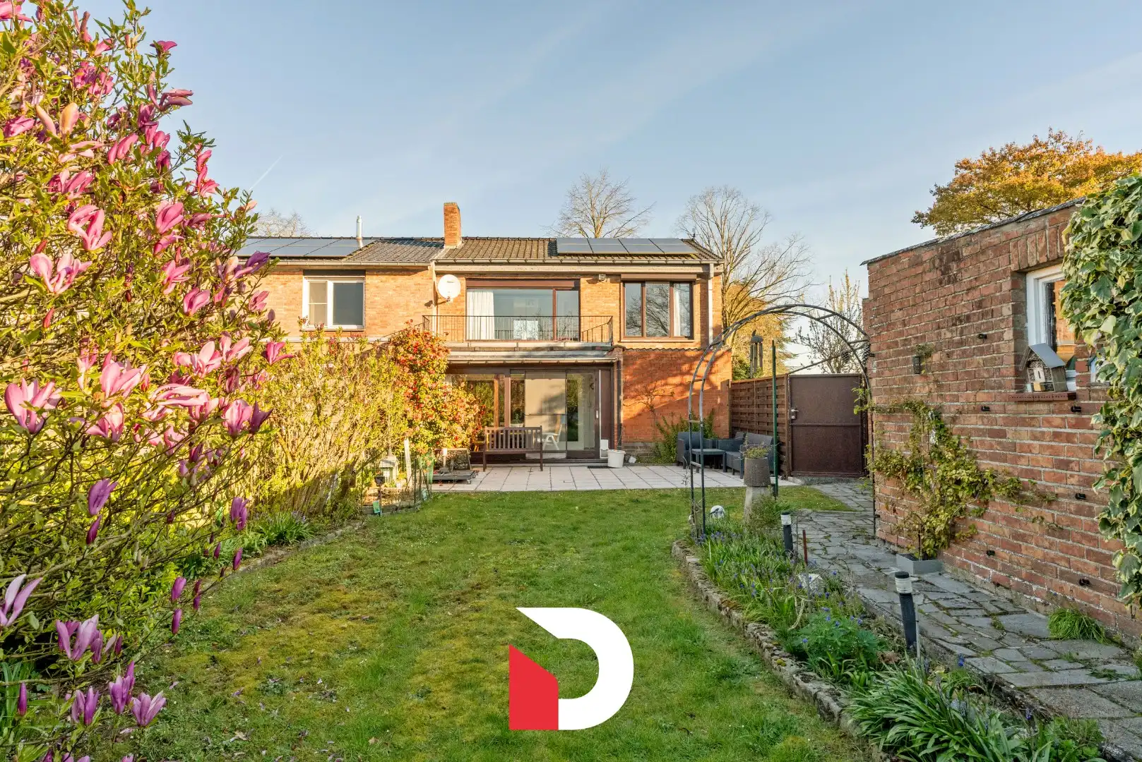 Veelzijdige halfopen woning + atelier op een ruim perceel in een residentiële buurt.  foto 2