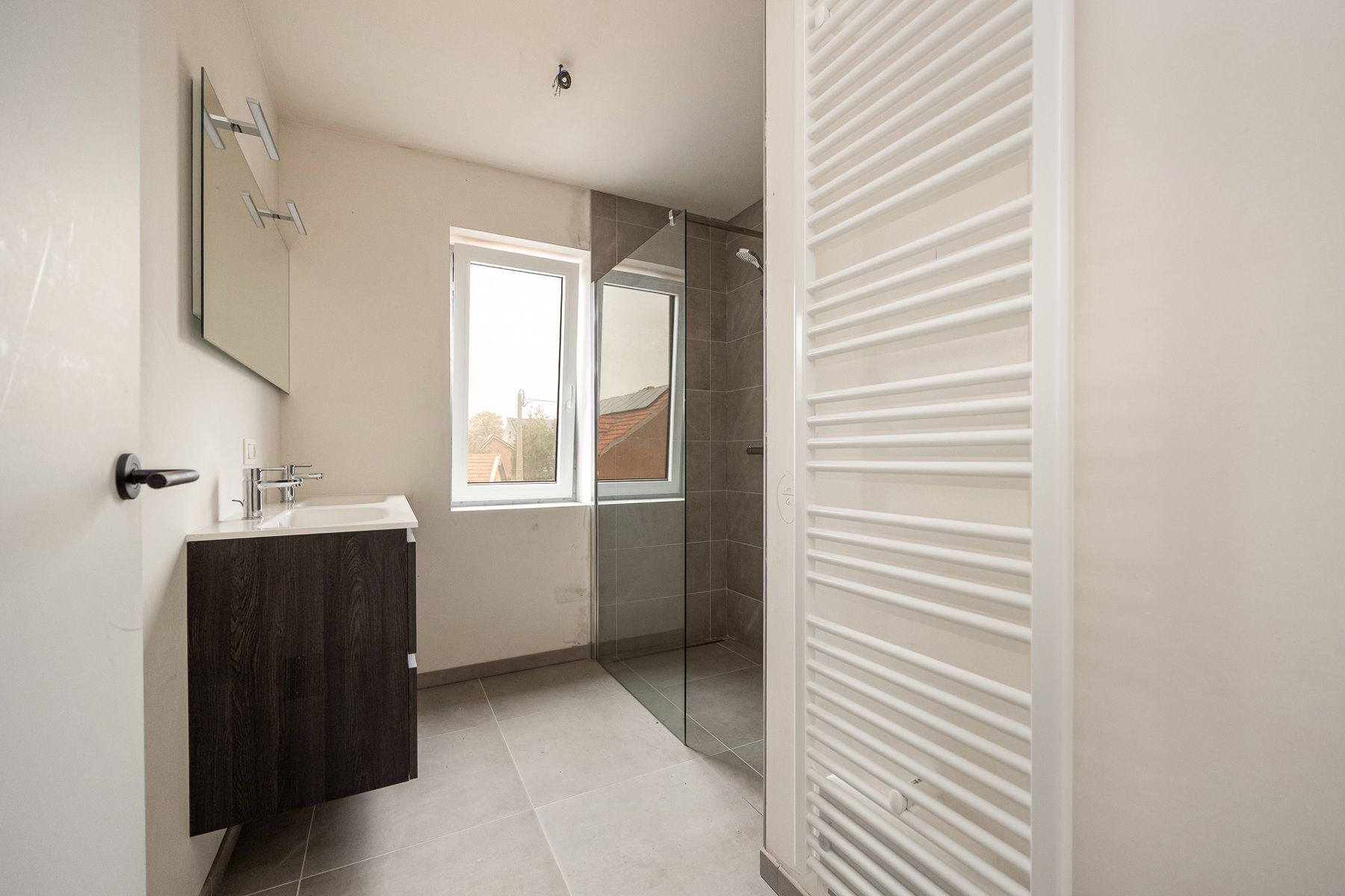 Halfopen woning met 3 slaapkamers en inpandige garage op perceel van ca 505 m² foto 14