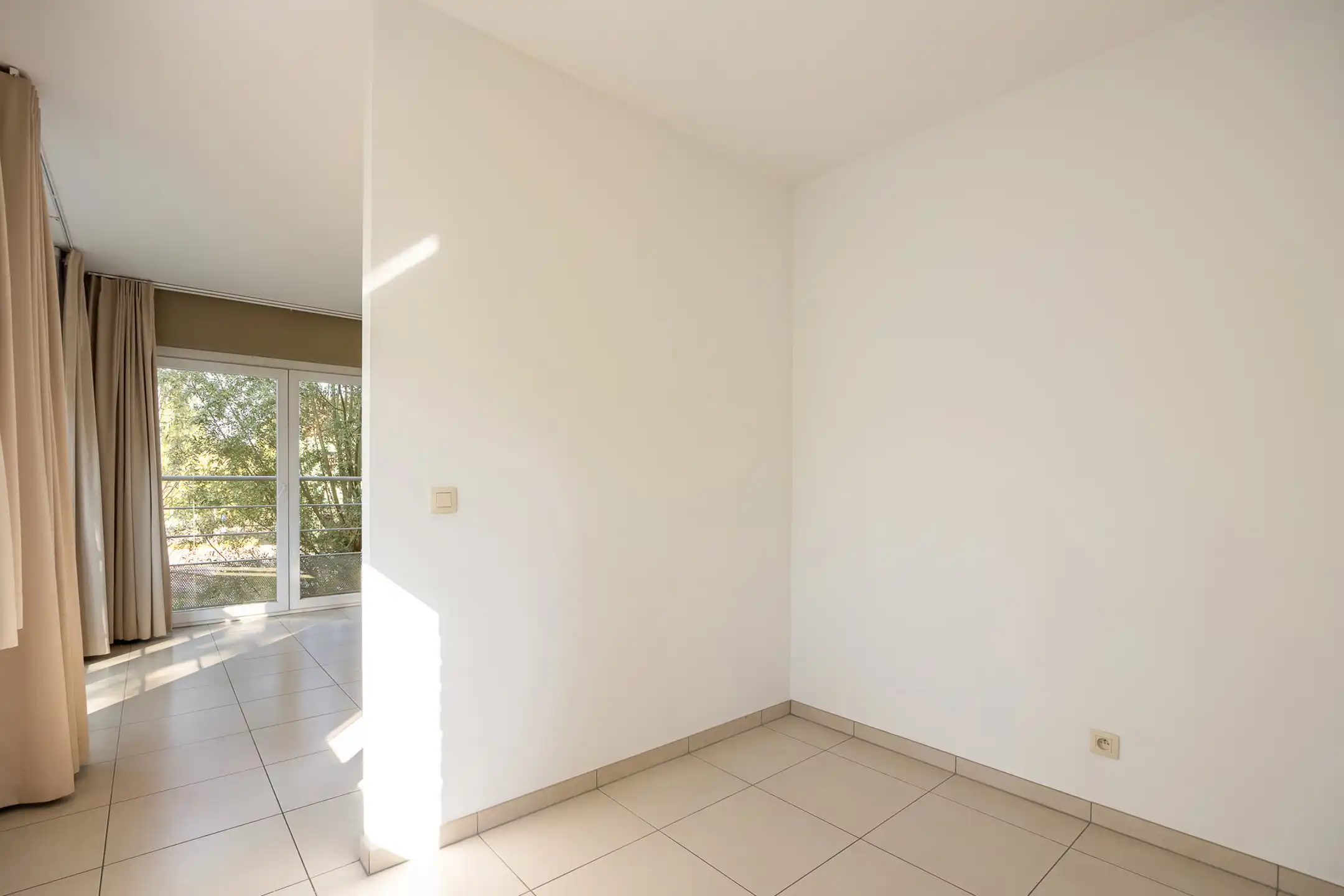 Grote, lichtrijke serviceflat met twee kamers  foto 10