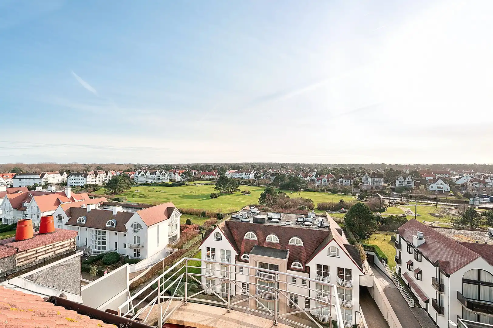 Zonnig gerenoveerd duplex penthouse appartement te Zoute foto {{pictureIndex}}