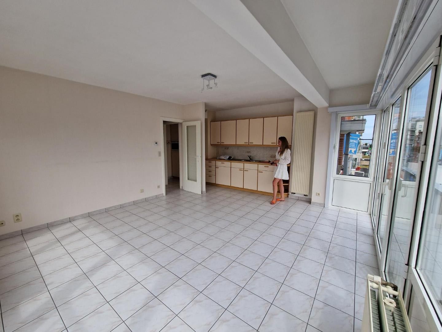 RUIM   APPARTEMENT MET 2 SLAAPKAMERS IN HET CENTRUM VAN KOKSIJDE DORP foto {{pictureIndex}}