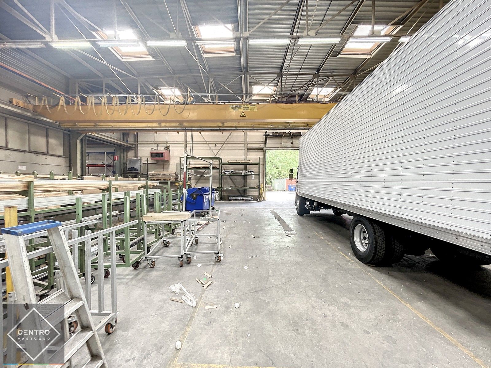 Instapklaar BEDRIJFSGEBOUW met 2 sectionaalpoorten, een vrije hoogte van 7m (nok 9m) en verhard koer (buitenstockage - Parkings). Op industriezone "Herdersbrug" te Brugge. foto 7