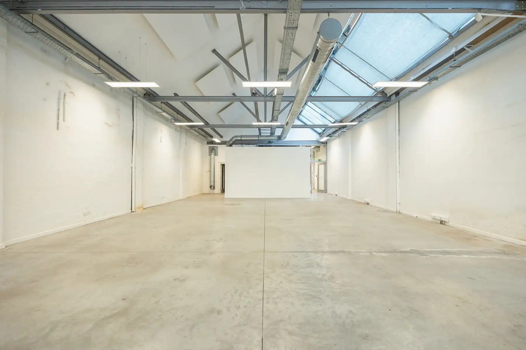 Instapklaar kantoorgebouw te koop in Merksem foto 26