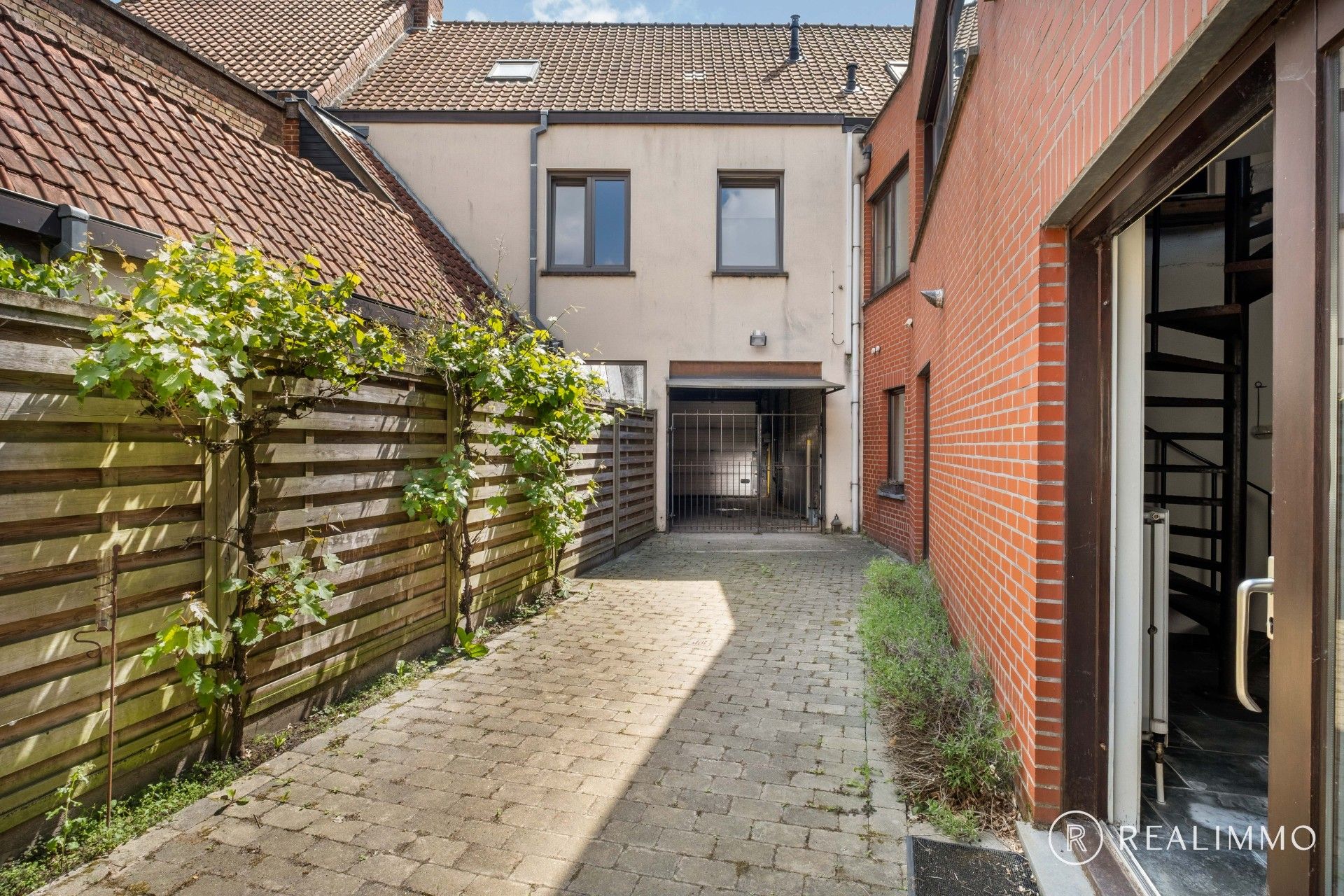 Uiterste commercieel gelegen handelswoning foto 8