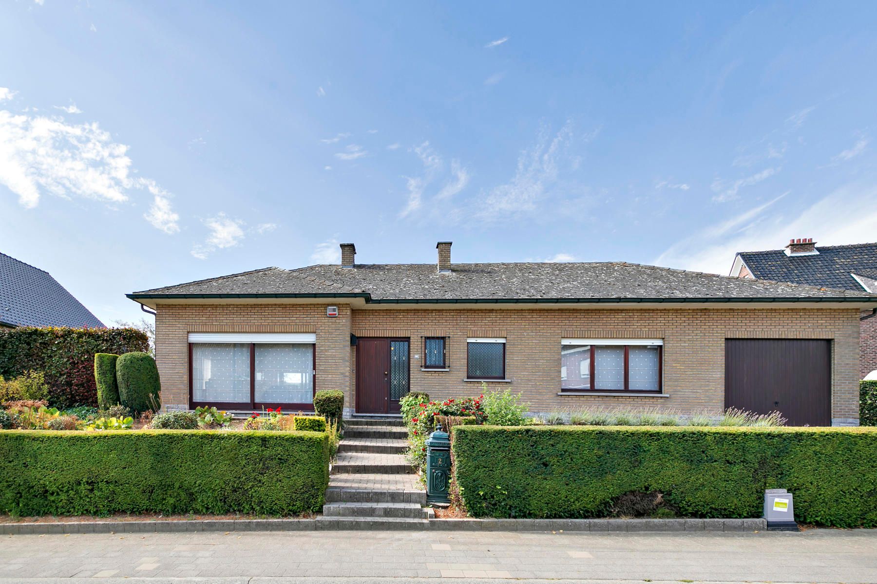 Bungalow met 2 garages, tuin en 3 slaapkamers! foto 2