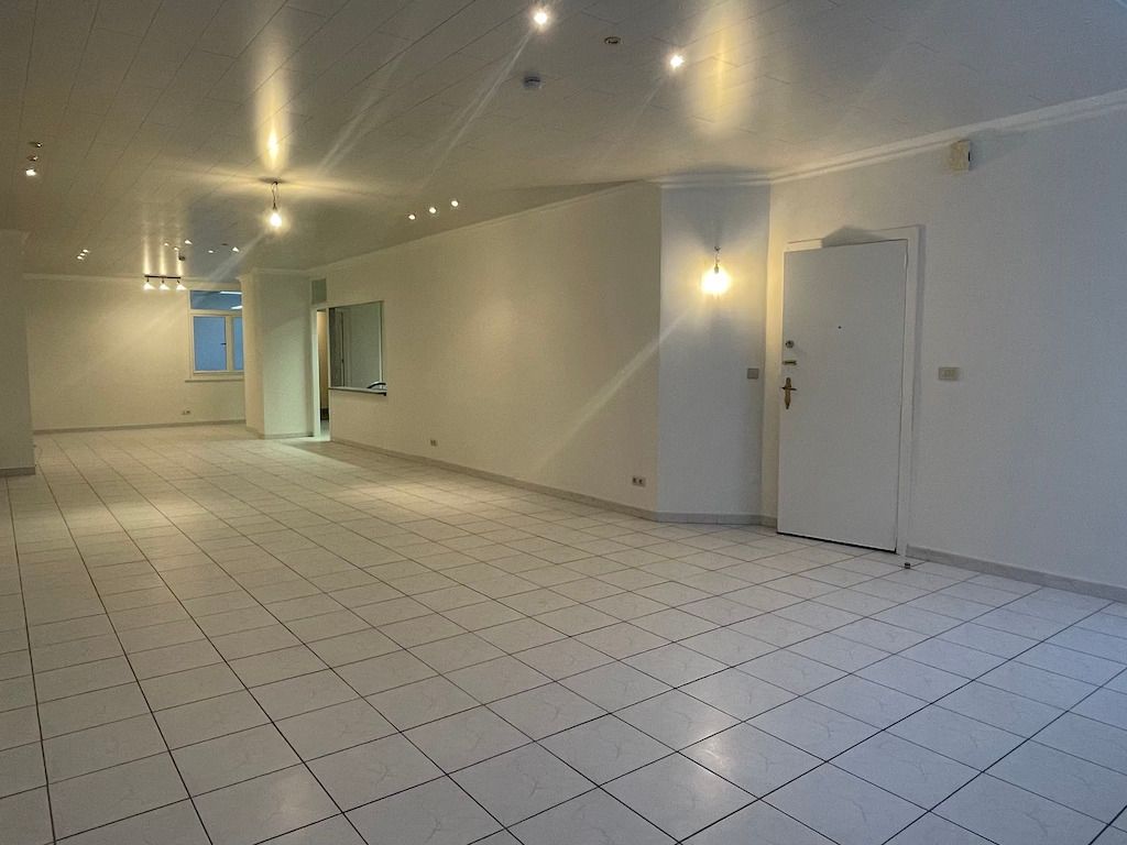 Zeer ruim, opgefrist appartement met 3 slaapkamers én garagebox foto 3