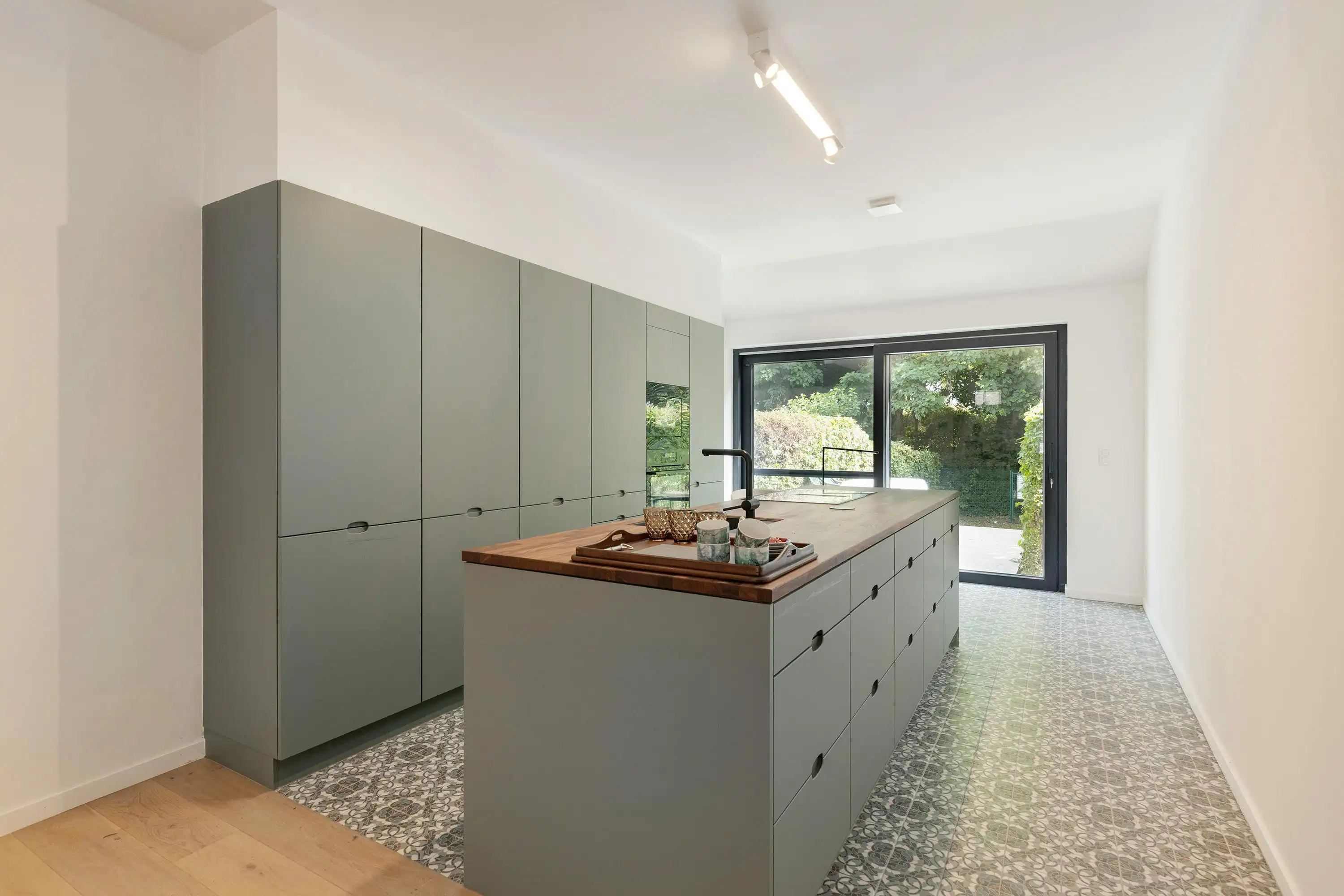 Vernieuwde woning met gezellige tuin langs de Brugse Vesten foto 4