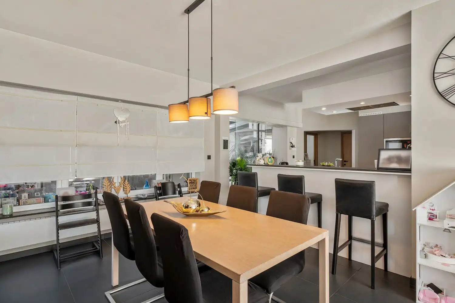 Ruime, degelijke gezinswoning met magazijn op een perceel van 930 m². foto 9