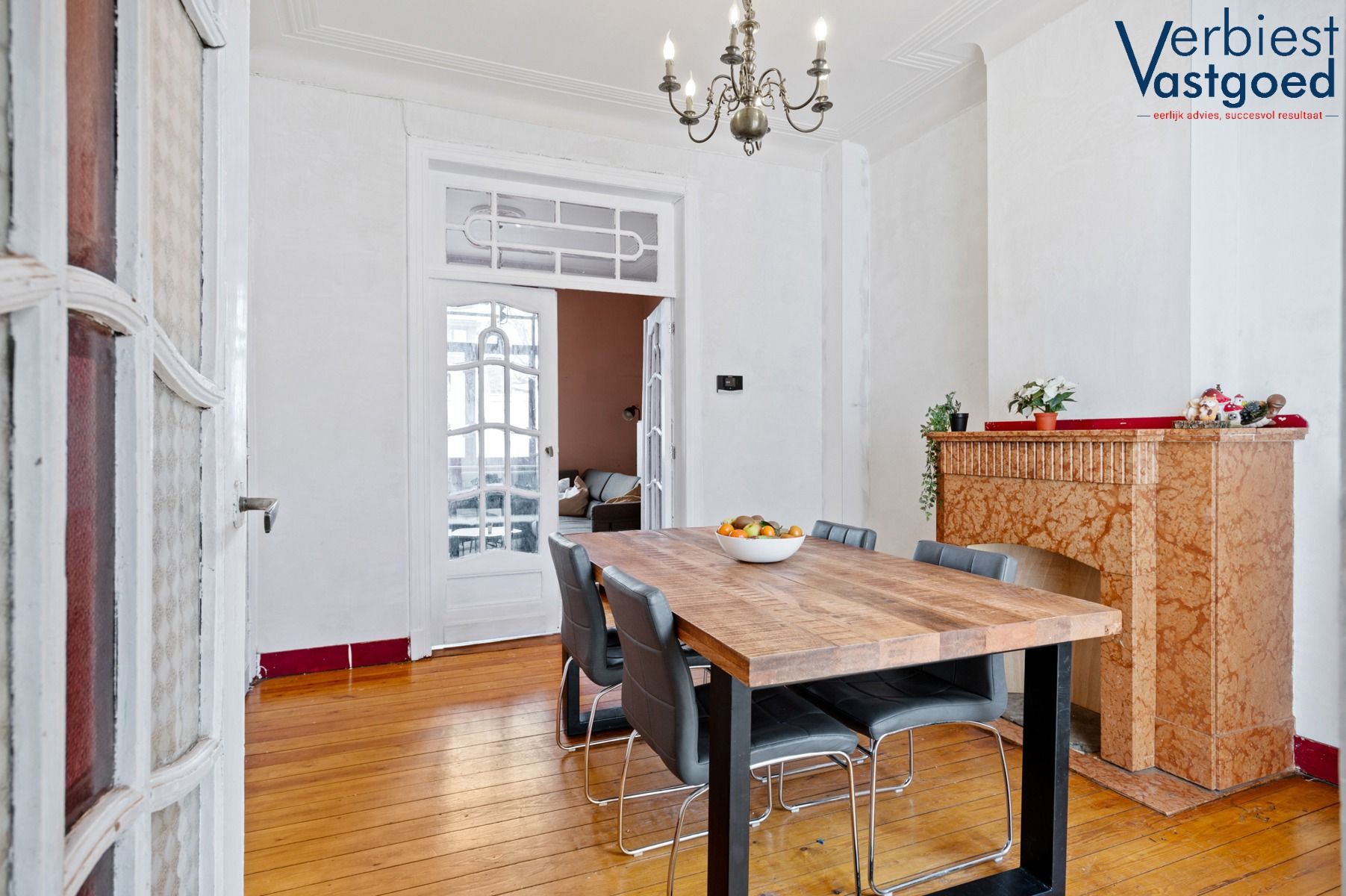 Charmante en Instapklare Woning met Unieke Tuin in Ekeren. foto 3