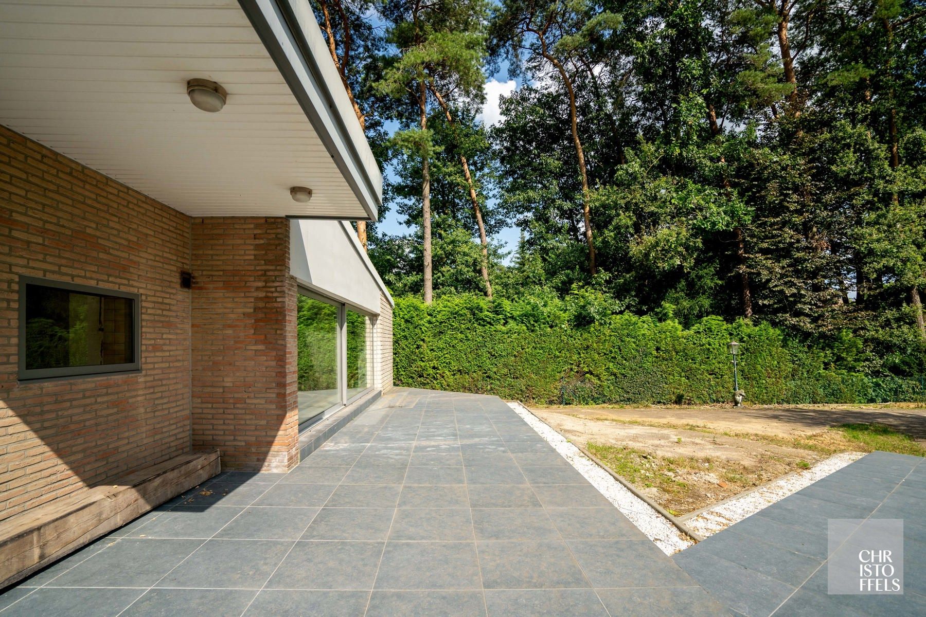 Deels gerenoveerde laagbouwvilla, residentieel gelegen in de bossen op een uitgestrekt perceel van 3.981m² foto 6
