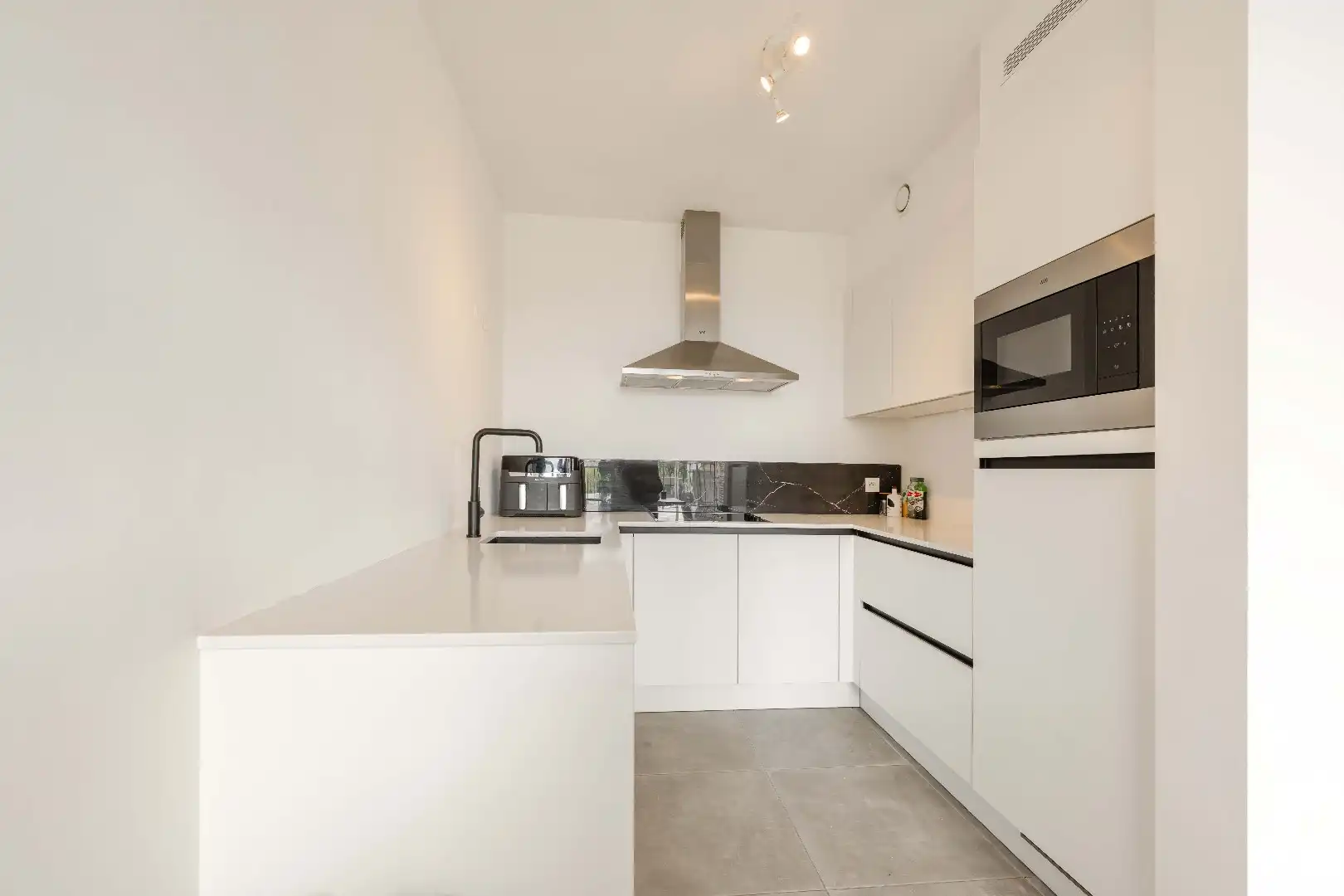Instapklaar, energiezuinig appartement (2019) met terras in Beveren-Leie foto 8