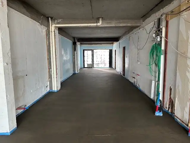 Handelspand  op topligging  .  Strandplein.   Ruim 200 m2  .       Tegen 1 juni volledig nieuw afgewerkt.   Zowel te koop of te huur.   foto 5