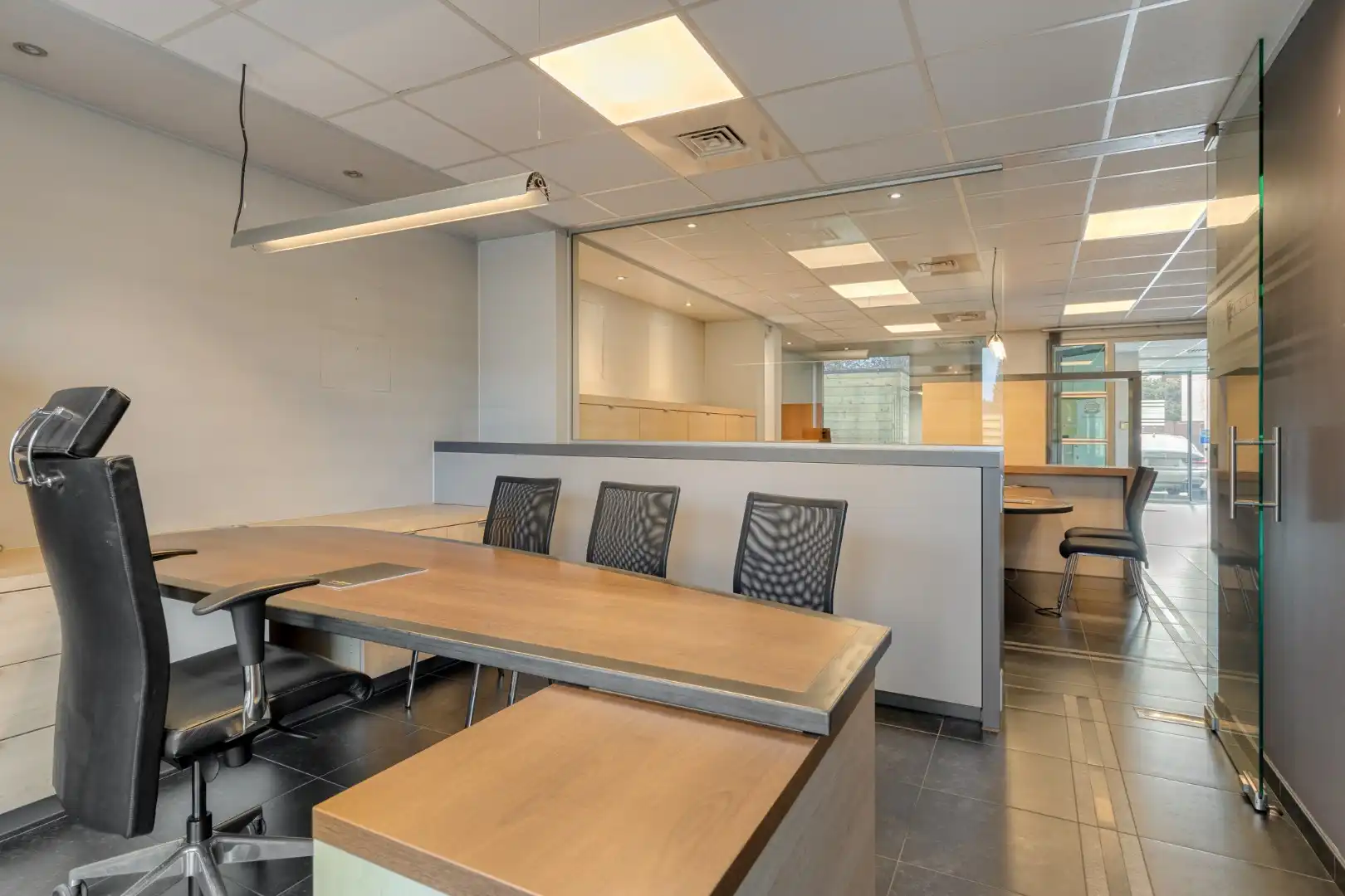 Instapklaar handelspand met ruime kelder en voldoende parking in het centrum van Geel ! foto 14