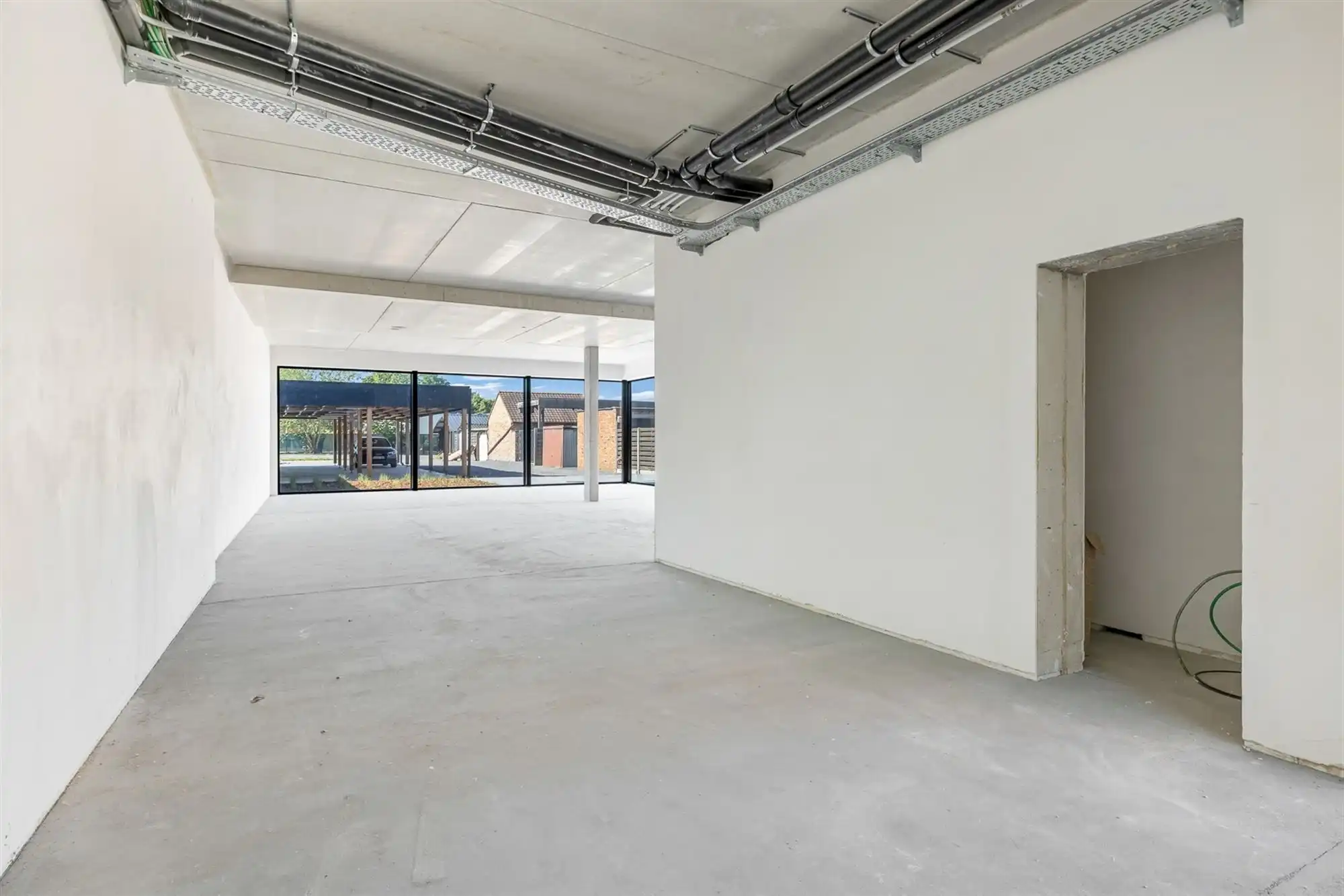 HANDELSRUIMTE VAN 195M² MET GROTE RAAMPARTIJEN, OPEN STRUCTUUR VOOR TALLOZE MOGELIJKHEDEN EN RUIME PARKEERMOGELIJKHEDEN AAN DE ACHTERZIJDE foto 15