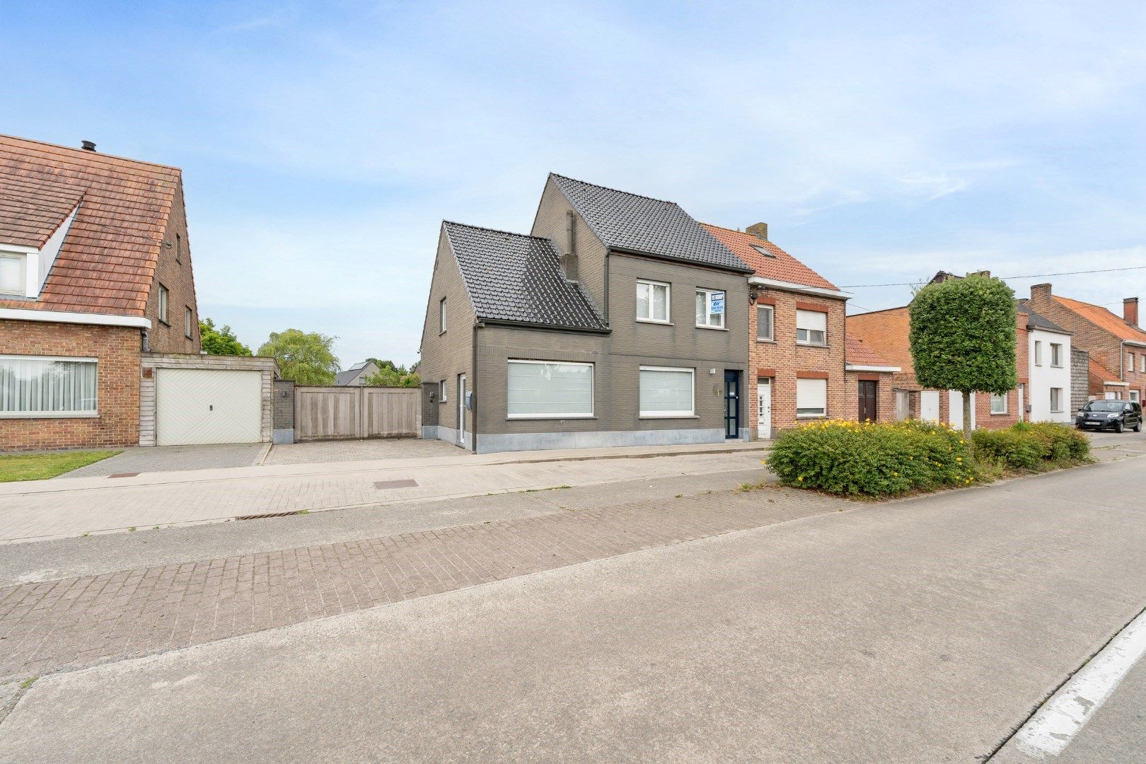 Centraal gelegen woning met 3 slaapkamers en bureel/parktijkruimte foto 1