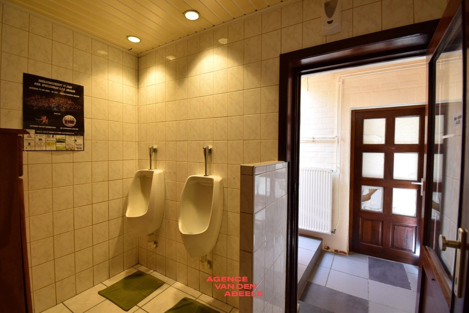 Handelspand bestaande uit eethuis met café en privé woonst foto 15